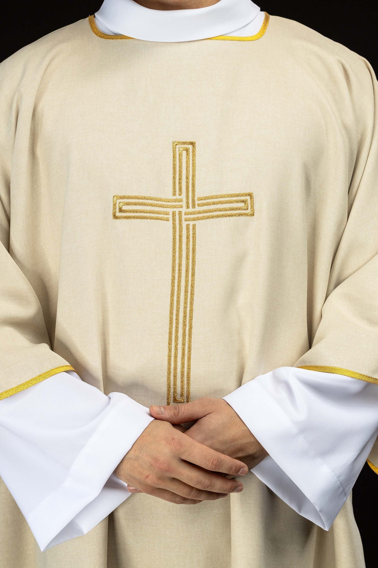Ecru dalmatyka z haftowanym złotym krzyżem - SZATYLITURGICZNE.PL