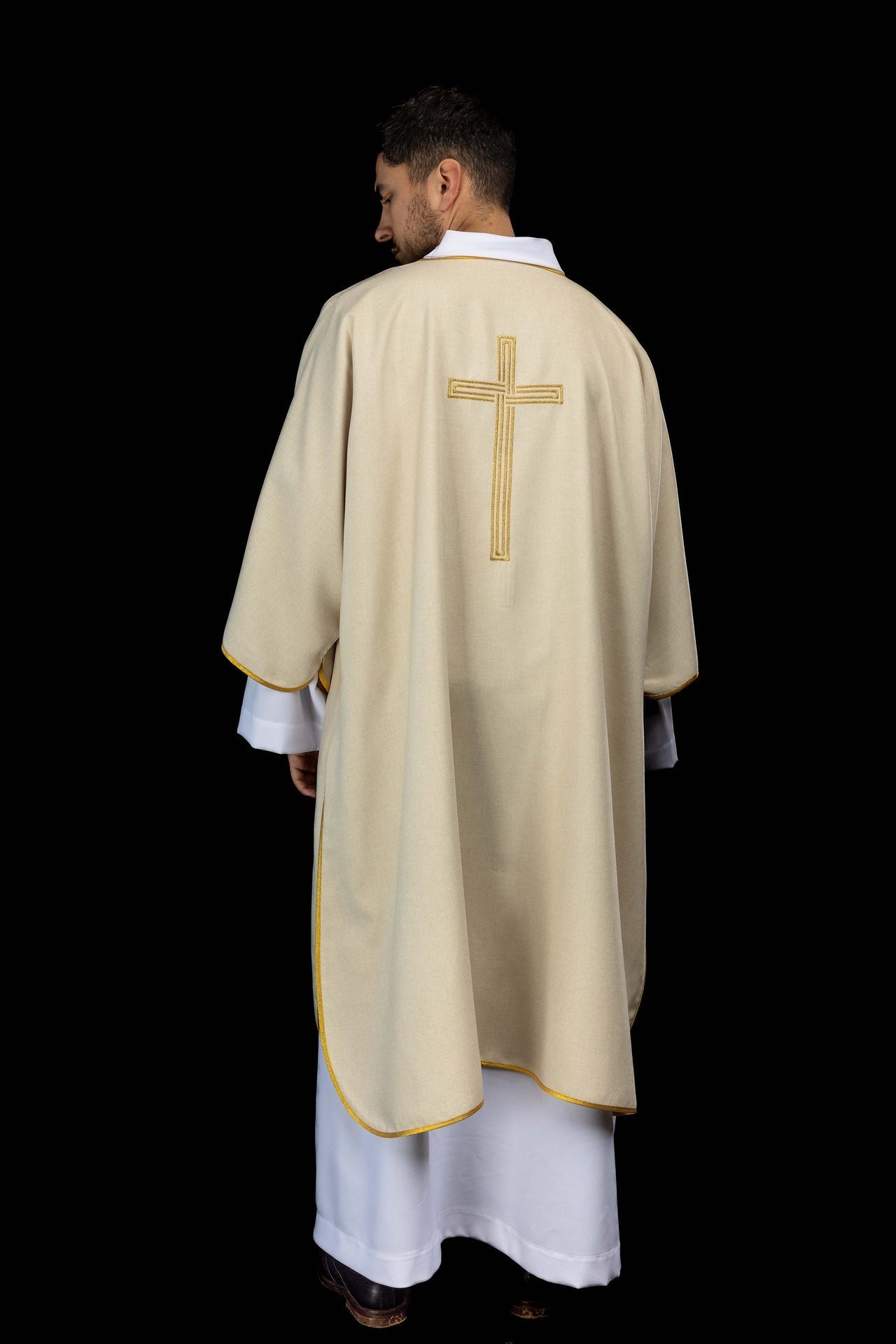 Ecru dalmatyka z haftowanym złotym krzyżem - SZATYLITURGICZNE.PL
