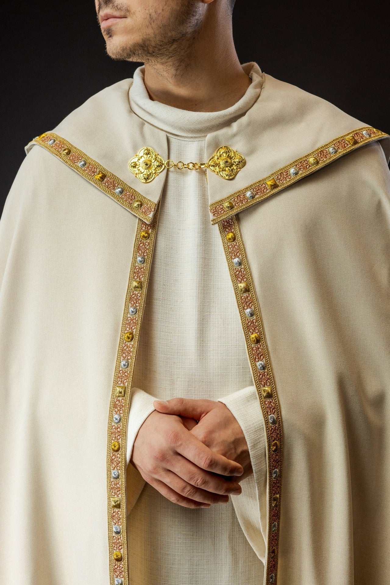 Ecru kapa liturgiczna z złotym IHS - SZATYLITURGICZNE.PL