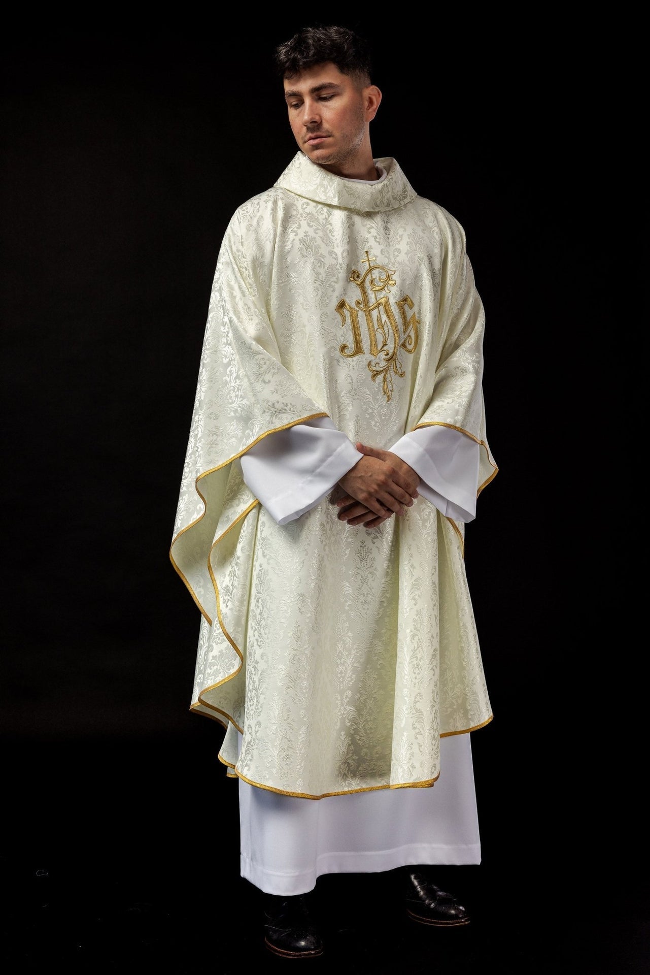 Ecru Ornat Liturgiczny IHS Złoty Haft - Polska Produkcja - SZATYLITURGICZNE.PL