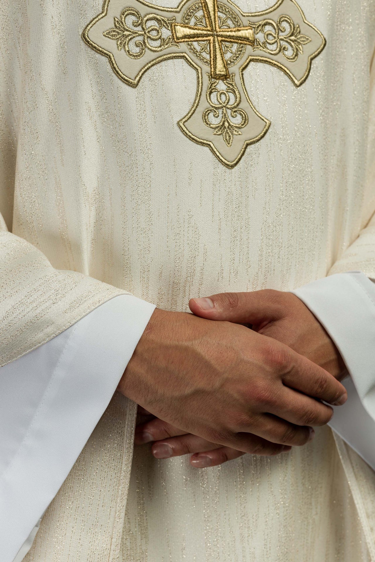 Ecru Ornat Liturgiczny z Haftowanym Krzyżem - Polska Produkcja - SZATYLITURGICZNE.PL