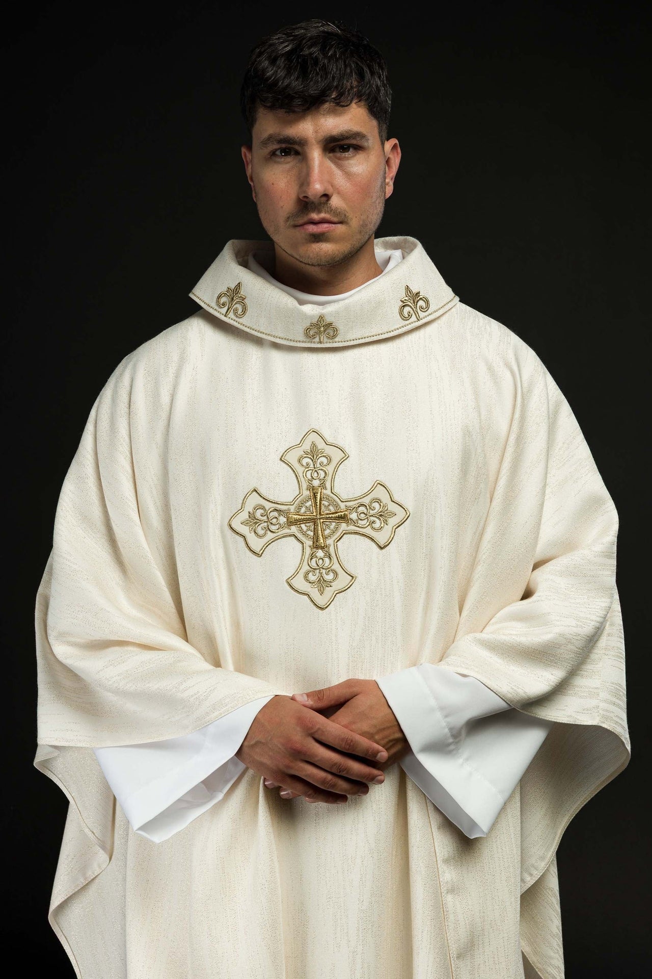 Ecru Ornat Liturgiczny z Haftowanym Krzyżem - Polska Produkcja - SZATYLITURGICZNE.PL