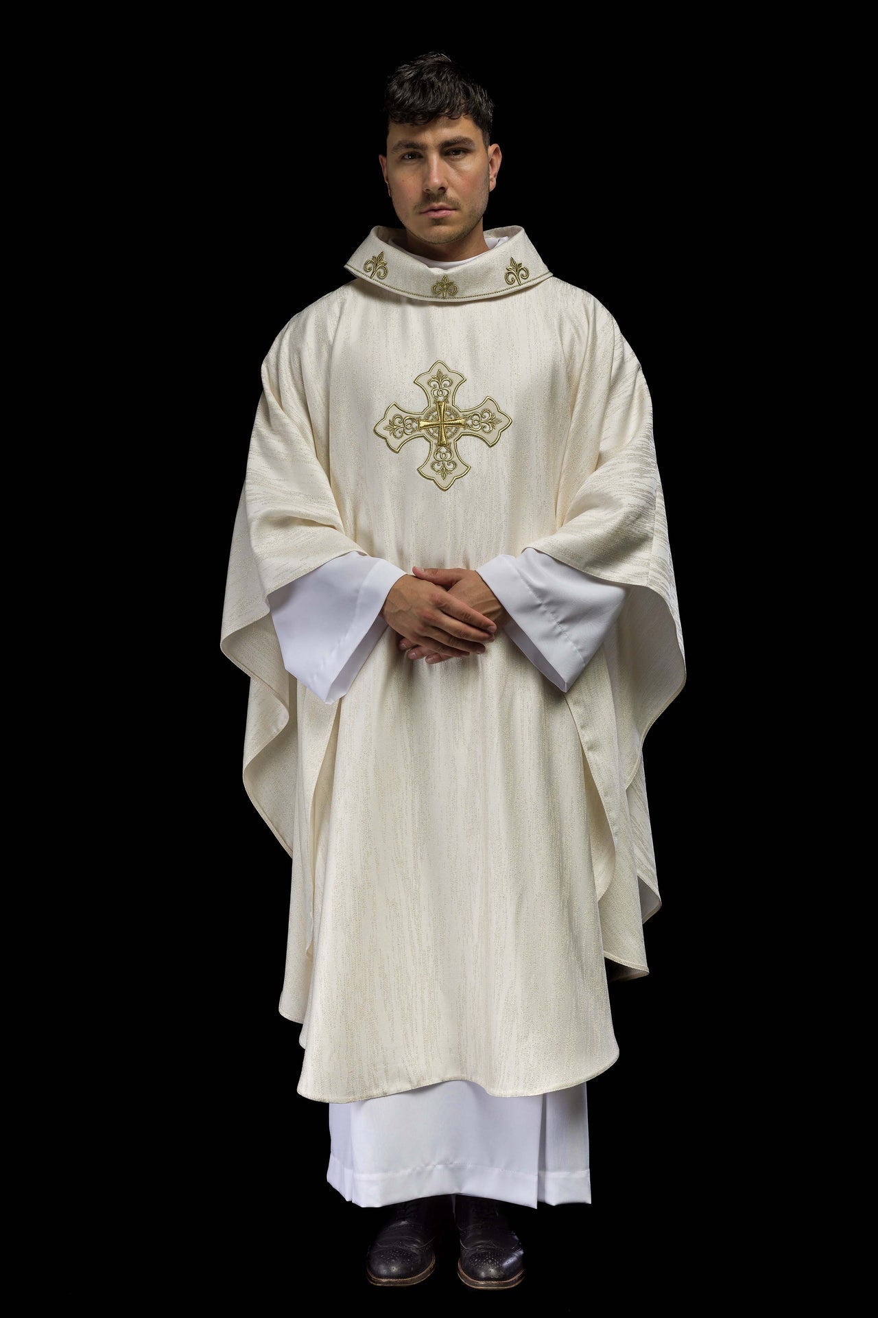 Ecru Ornat Liturgiczny z Haftowanym Krzyżem - Polska Produkcja - SZATYLITURGICZNE.PL