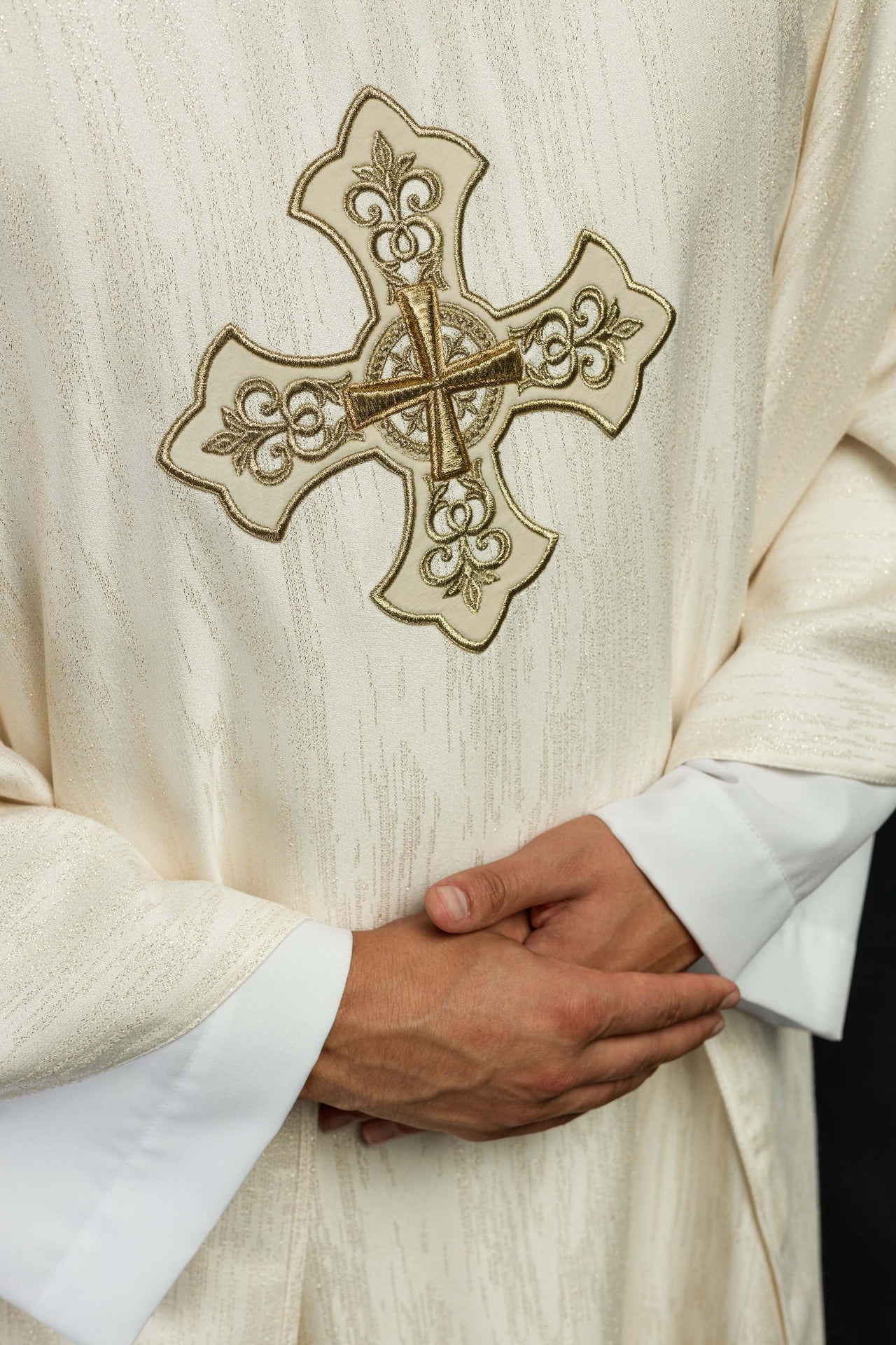 Ecru Ornat Liturgiczny z Haftowanym Krzyżem - Polska Produkcja - SZATYLITURGICZNE.PL
