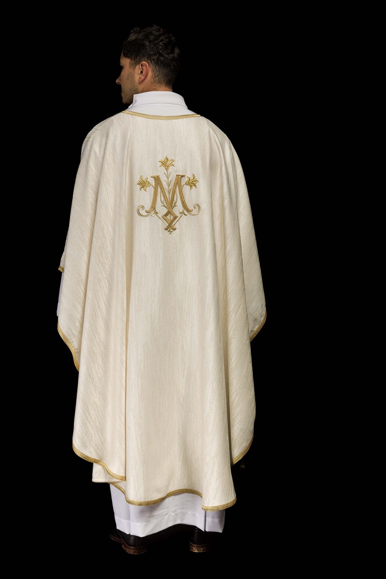 Ecru Ornat Maryjny z Haftem Złotym - Polska Produkcja - SZATYLITURGICZNE.PL