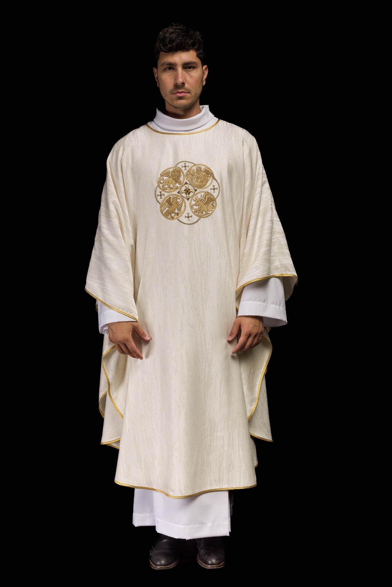 Ecru Ornat z Haftem 4 Ewangelistów - Elegancka Tkanina Liturgiczna - SZATYLITURGICZNE.PL