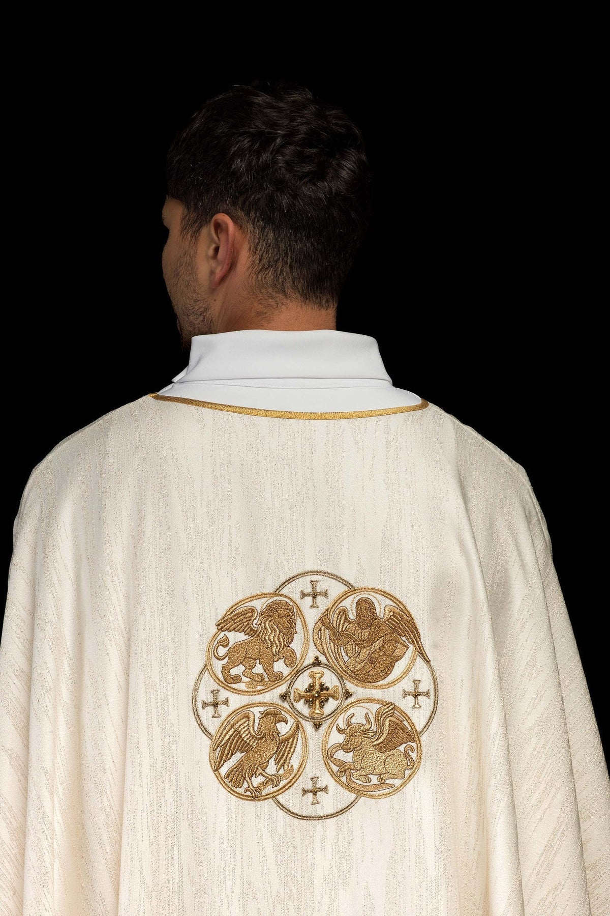 Ecru Ornat z Haftem 4 Ewangelistów - Elegancka Tkanina Liturgiczna - SZATYLITURGICZNE.PL