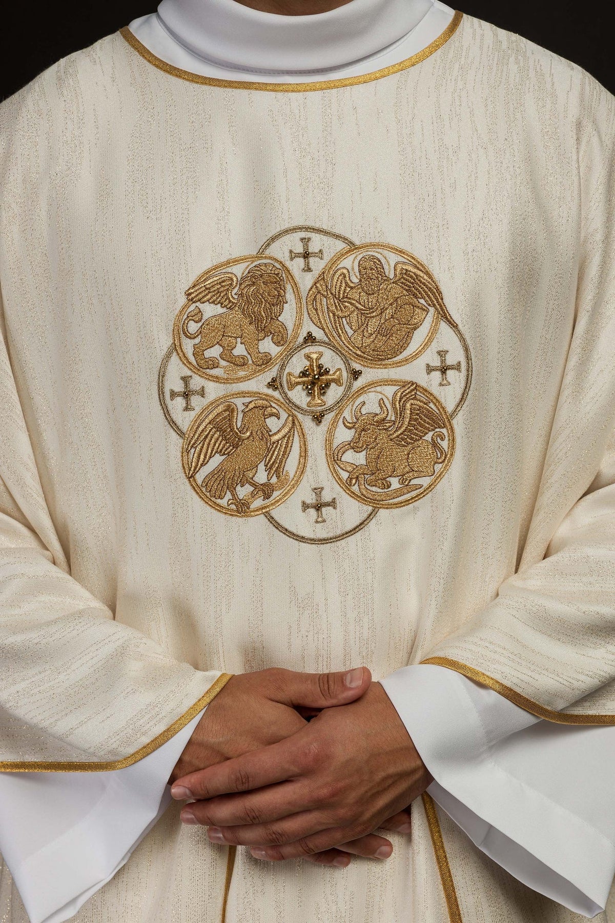 Ecru Ornat z Haftem 4 Ewangelistów - Elegancka Tkanina Liturgiczna - SZATYLITURGICZNE.PL