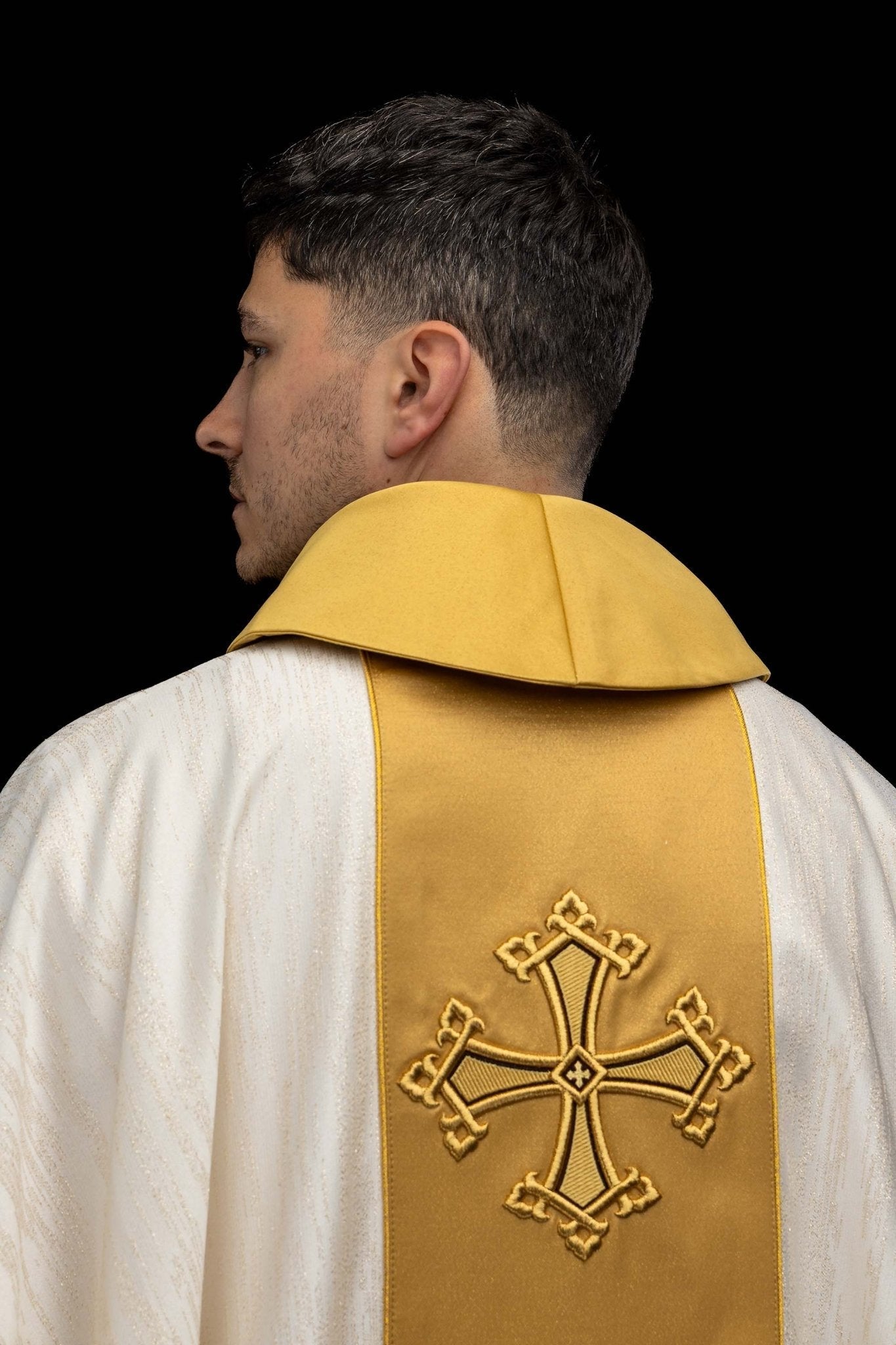 Ecru ornat z haftowanym motywem krzyża z pasem na ozdobnej tkaninie - SZATYLITURGICZNE.PL