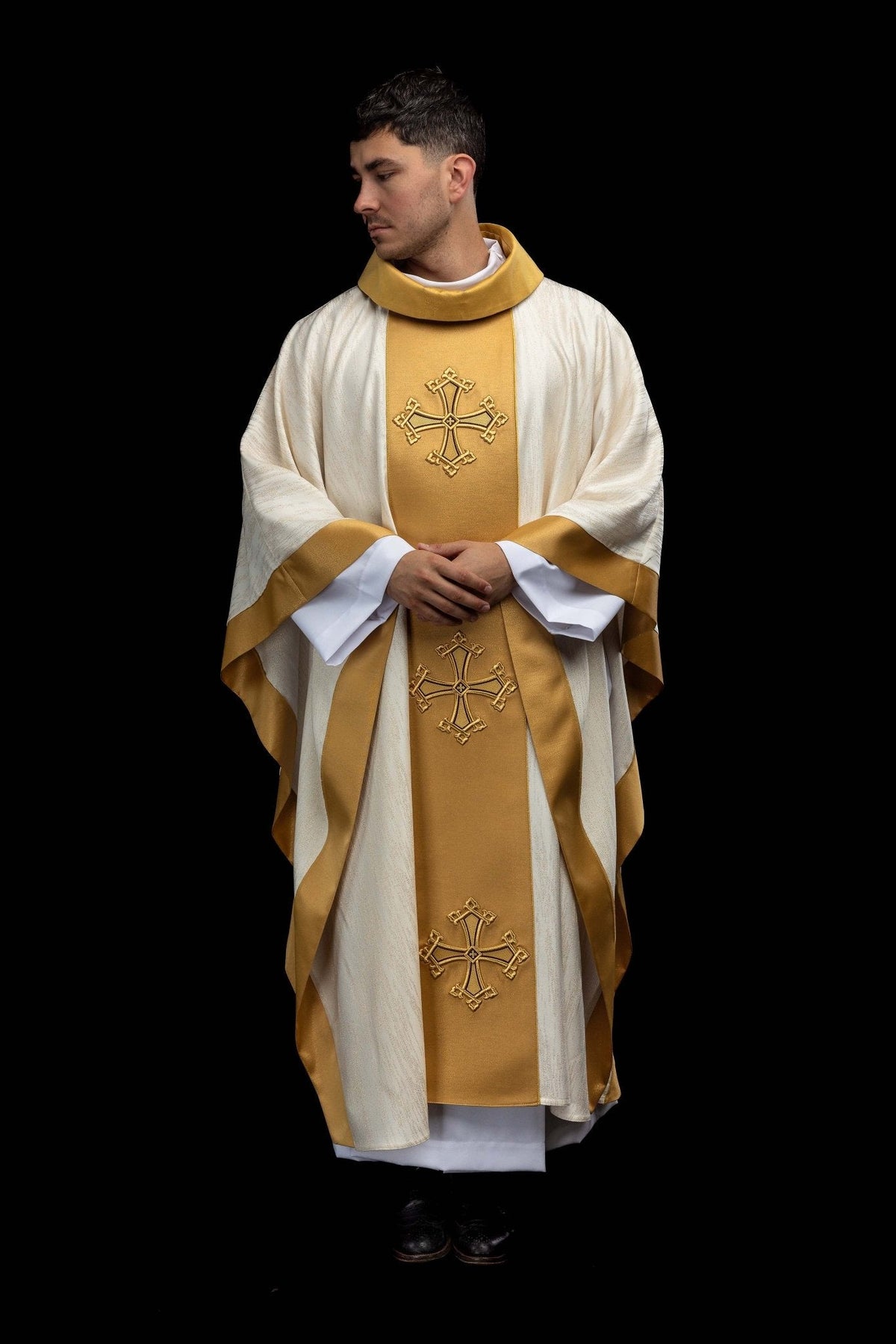 Ecru ornat z haftowanym motywem krzyża z pasem na ozdobnej tkaninie - SZATYLITURGICZNE.PL