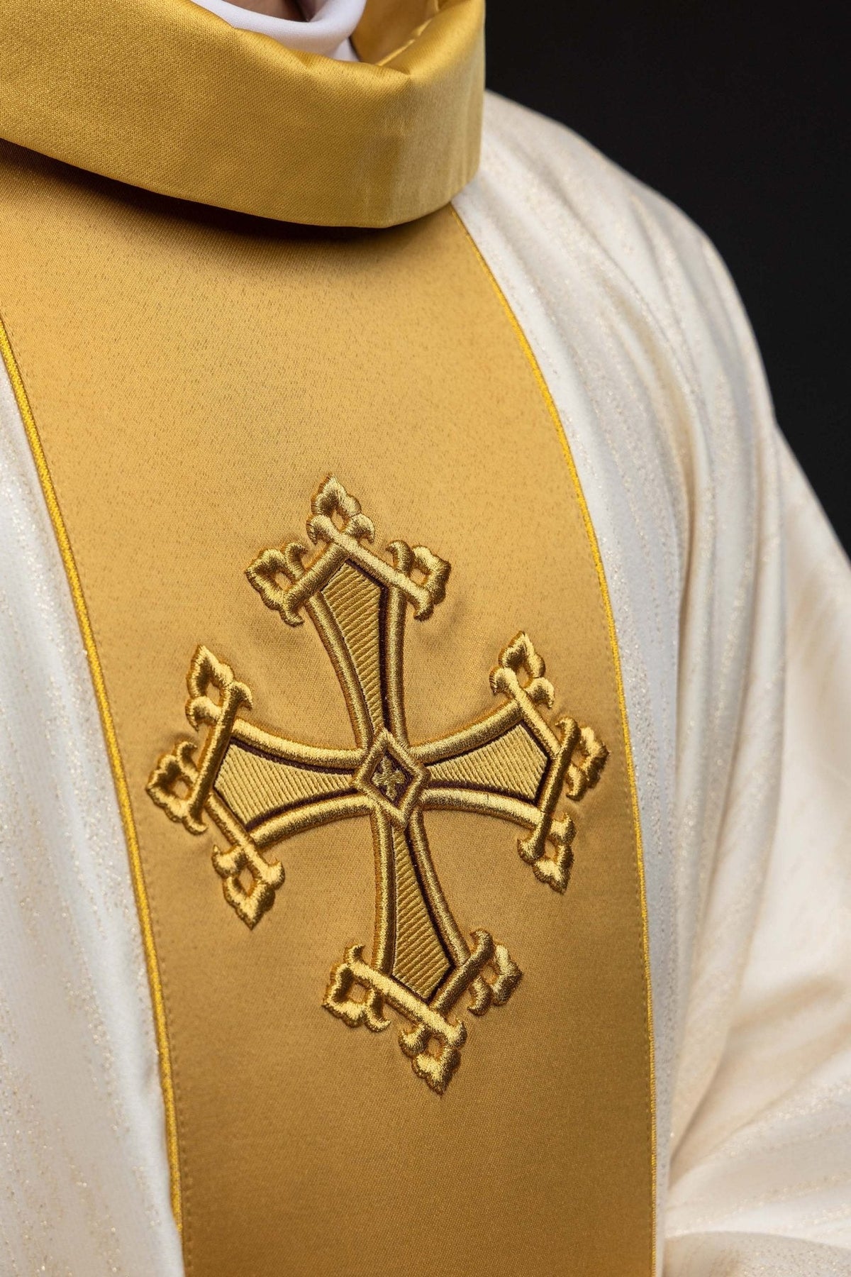 Ecru ornat z haftowanym motywem krzyża z pasem na ozdobnej tkaninie - SZATYLITURGICZNE.PL
