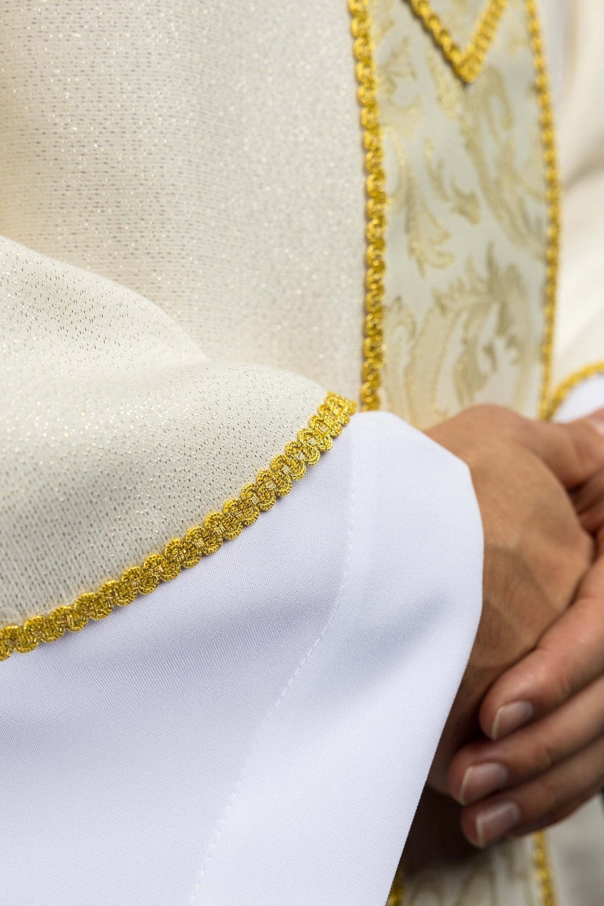 Ecru ornat z krzyżem ozdobiony tkaniną żakardową - SZATYLITURGICZNE.PL