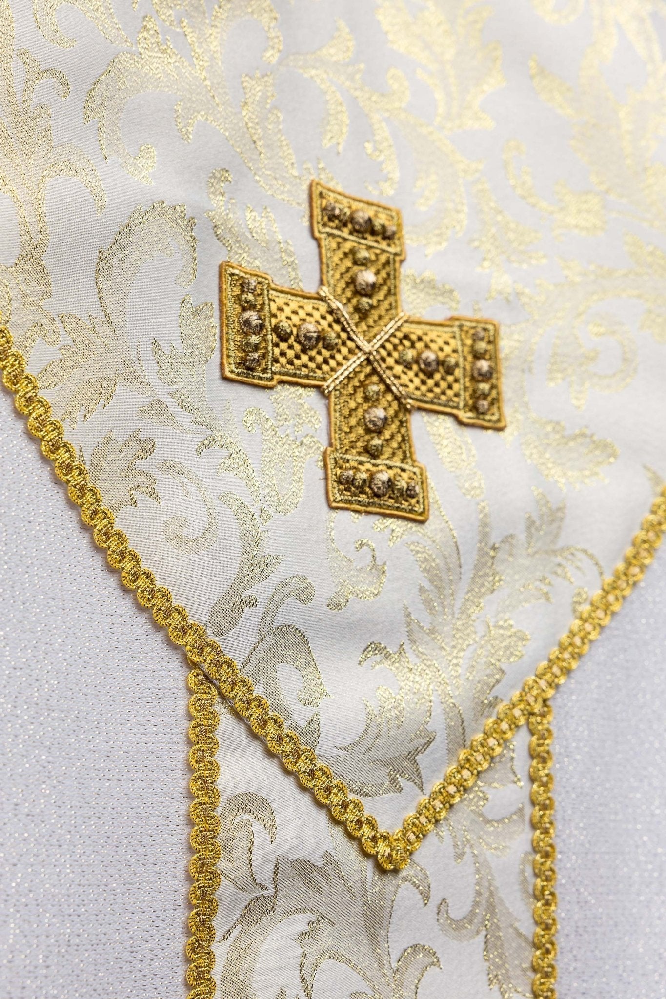 Ecru ornat z krzyżem ozdobiony tkaniną żakardową - SZATYLITURGICZNE.PL