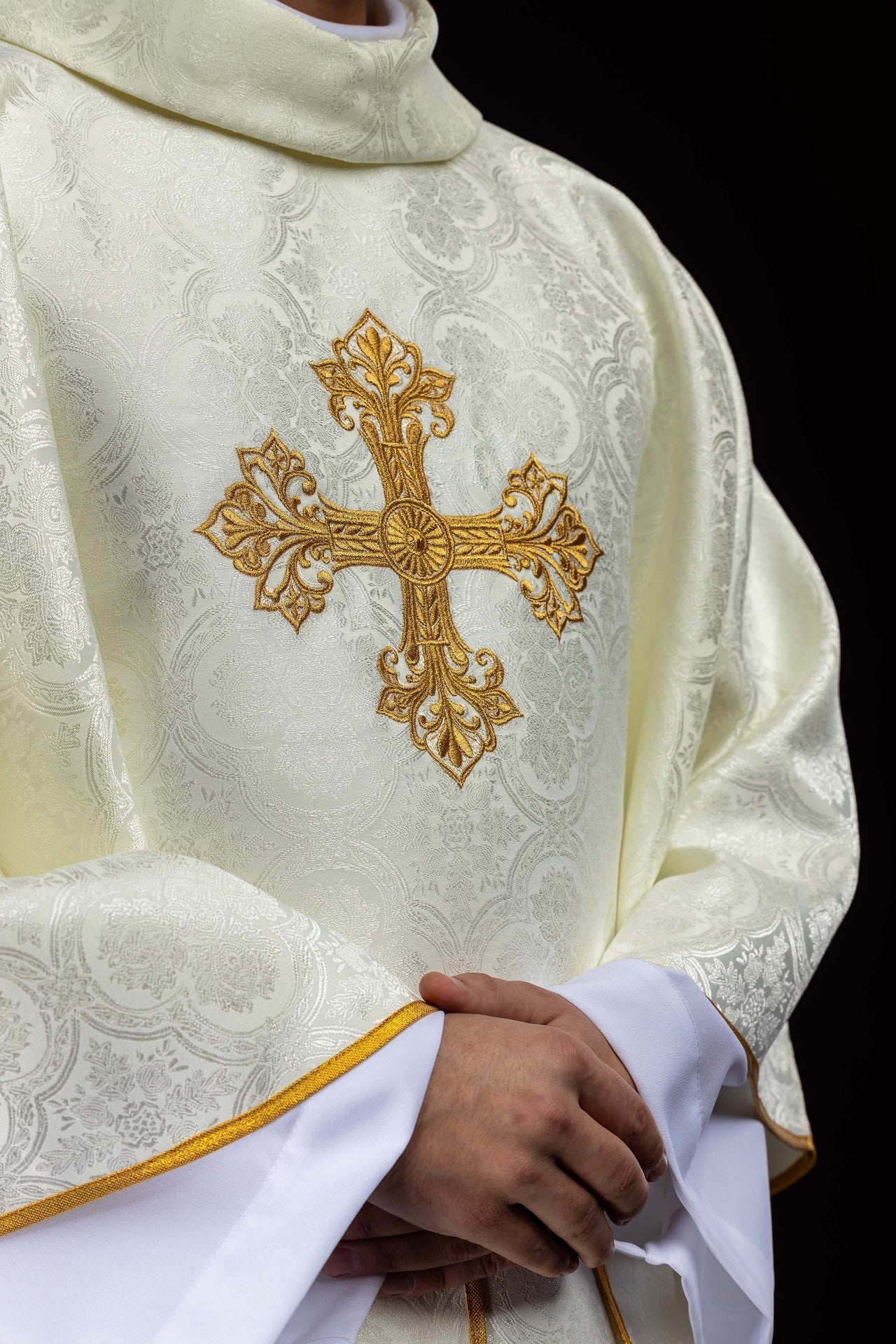 Ecru ornat z krzyżem tkanina żakardowa - SZATYLITURGICZNE.PL