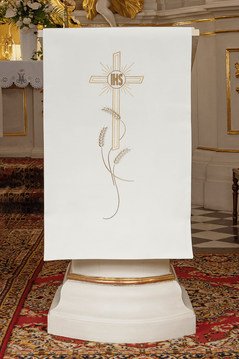 Ecru Serweta na Lektorium z Haftowanym Krzyżem i IHS - SZATYLITURGICZNE.PL