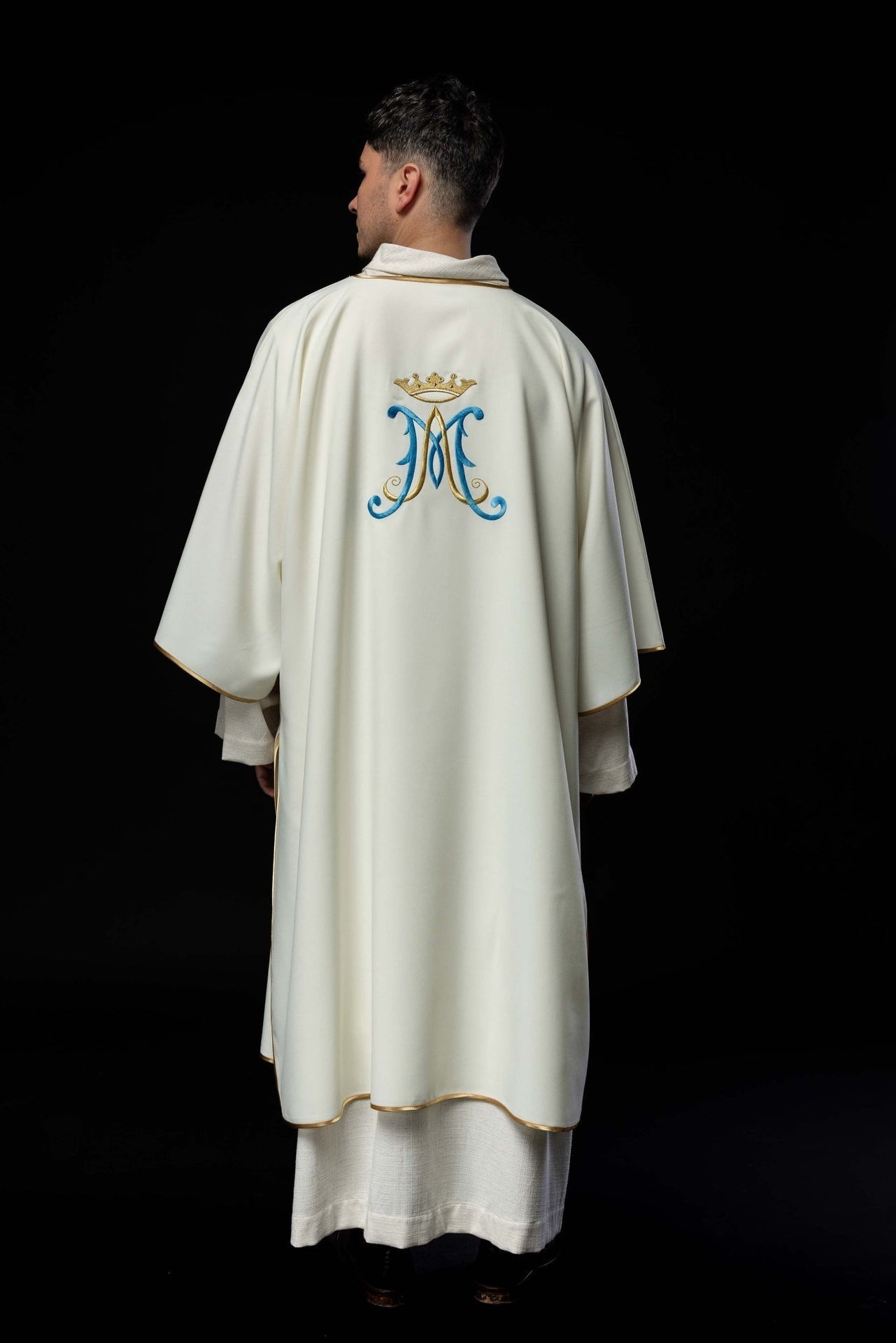 Elegancka Dalmatyka Liturgiczna Ecru z Haftem Maryjnym - SZATYLITURGICZNE.PL