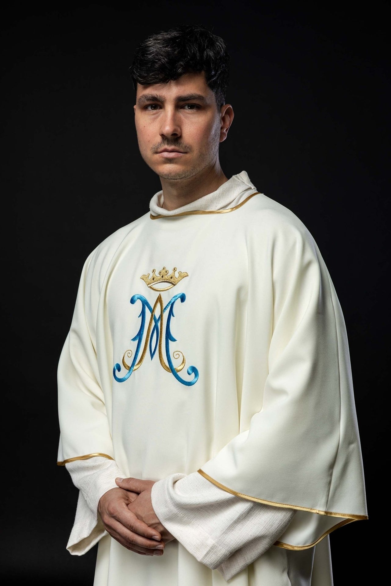 Elegancka Dalmatyka Liturgiczna Ecru z Haftem Maryjnym - SZATYLITURGICZNE.PL