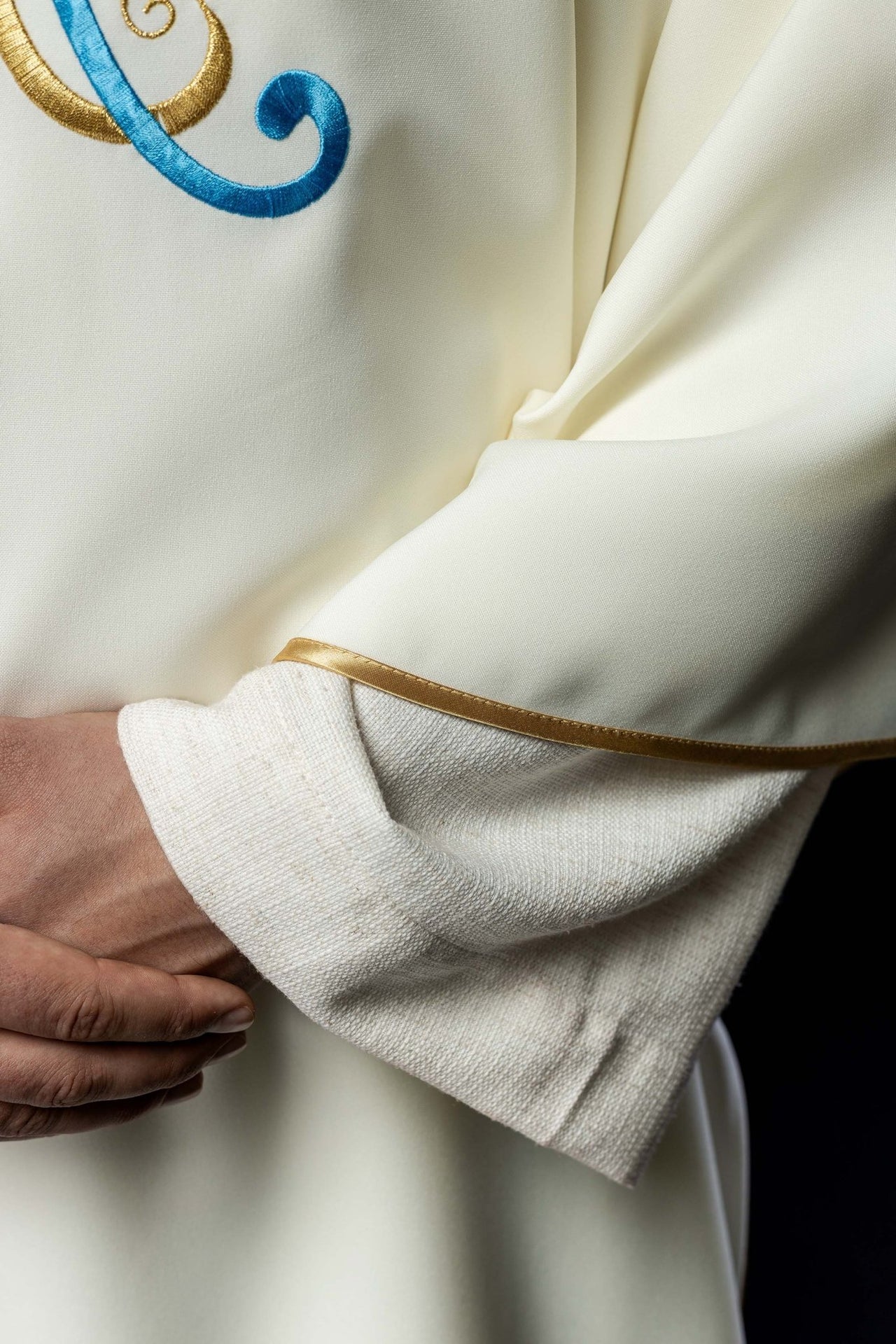 Elegancka Dalmatyka Liturgiczna Ecru z Haftem Maryjnym - SZATYLITURGICZNE.PL