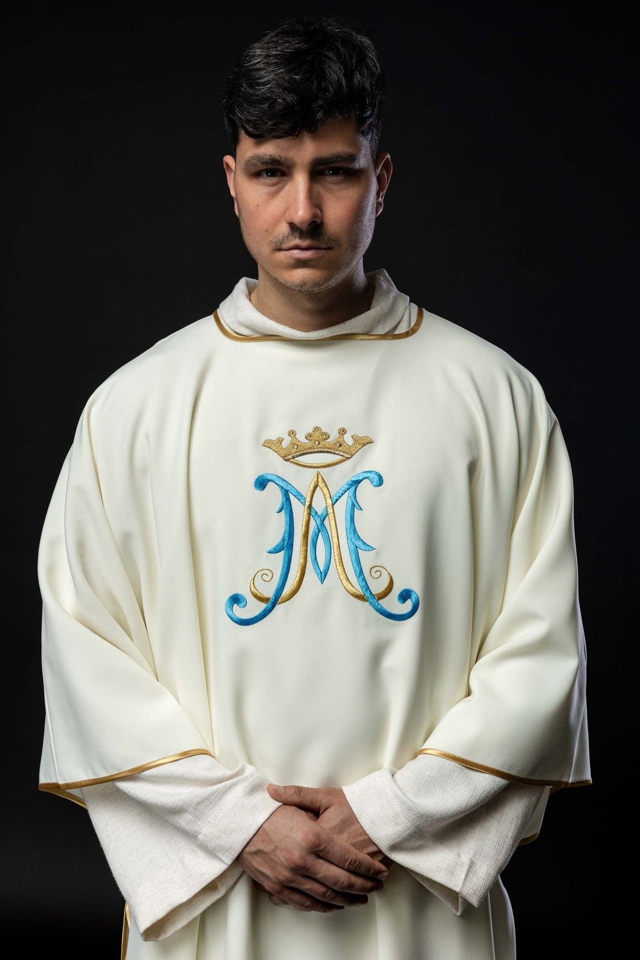 Elegancka Dalmatyka Liturgiczna Ecru z Haftem Maryjnym - SZATYLITURGICZNE.PL