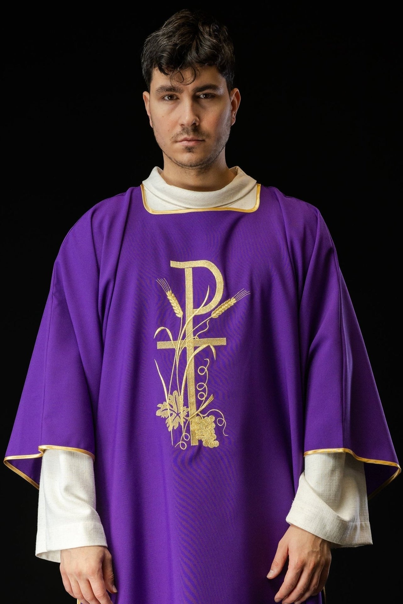 Fioletowa Dalmatyka Liturgiczna Haftowana Złotym Krzyżem Pax - SZATYLITURGICZNE.PL