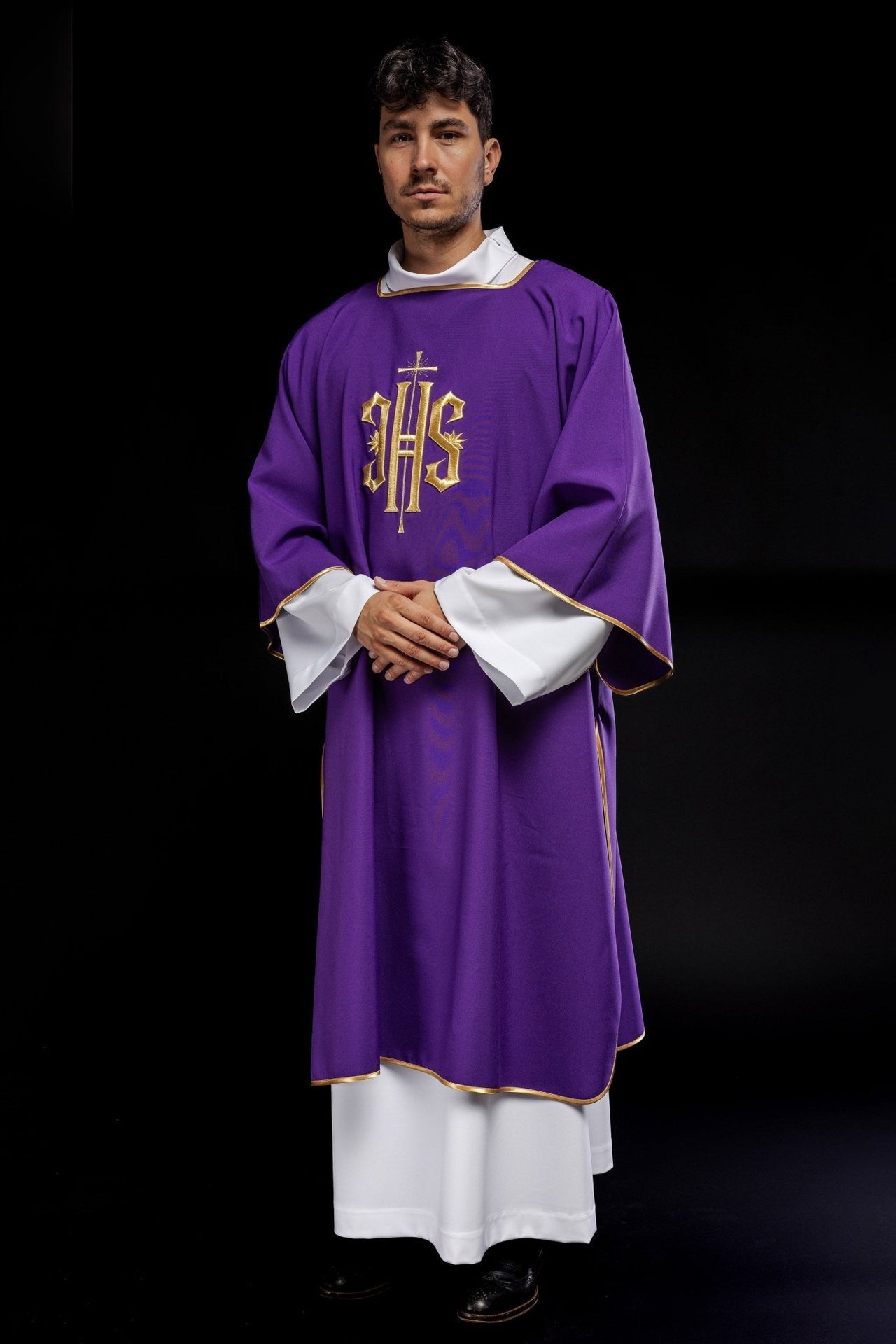 Fioletowa Dalmatyka Liturgiczna z Haftem IHS - Złota Lamówka - SZATYLITURGICZNE.PL