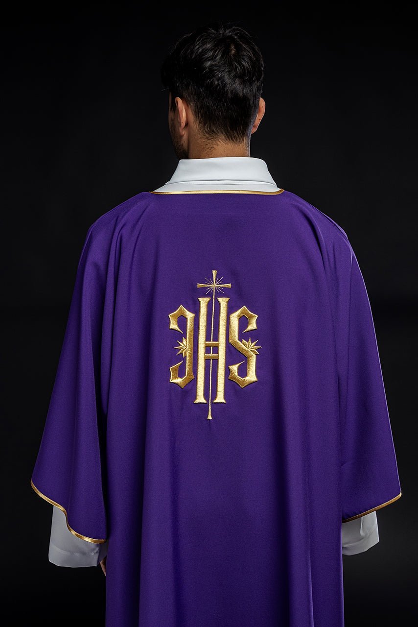 Fioletowa Dalmatyka Liturgiczna z Haftem IHS - Złota Lamówka - SZATYLITURGICZNE.PL