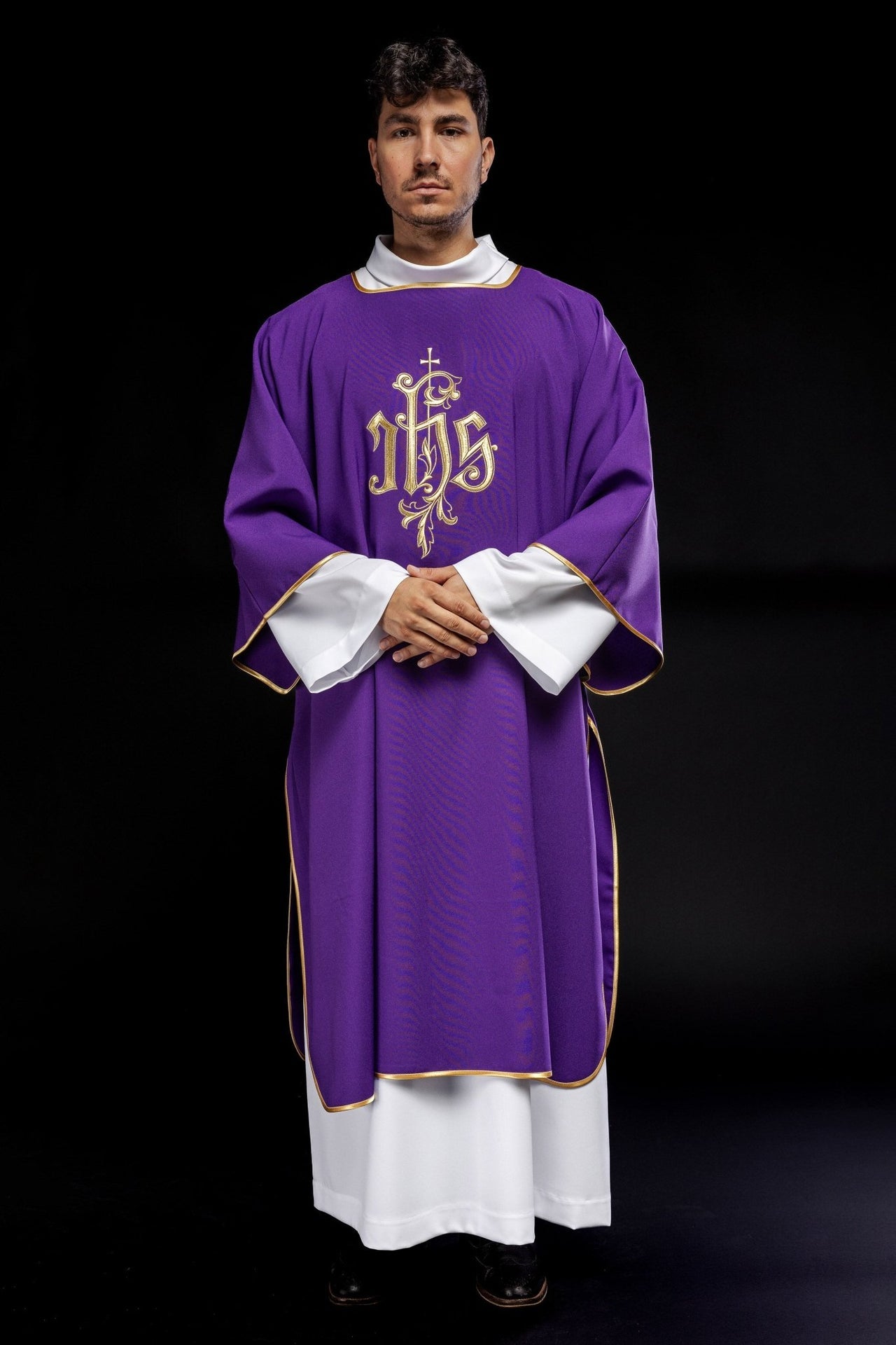 Fioletowa Dalmatyka Liturgiczna z Haftowanym Symbolem IHS - SZATYLITURGICZNE.PL