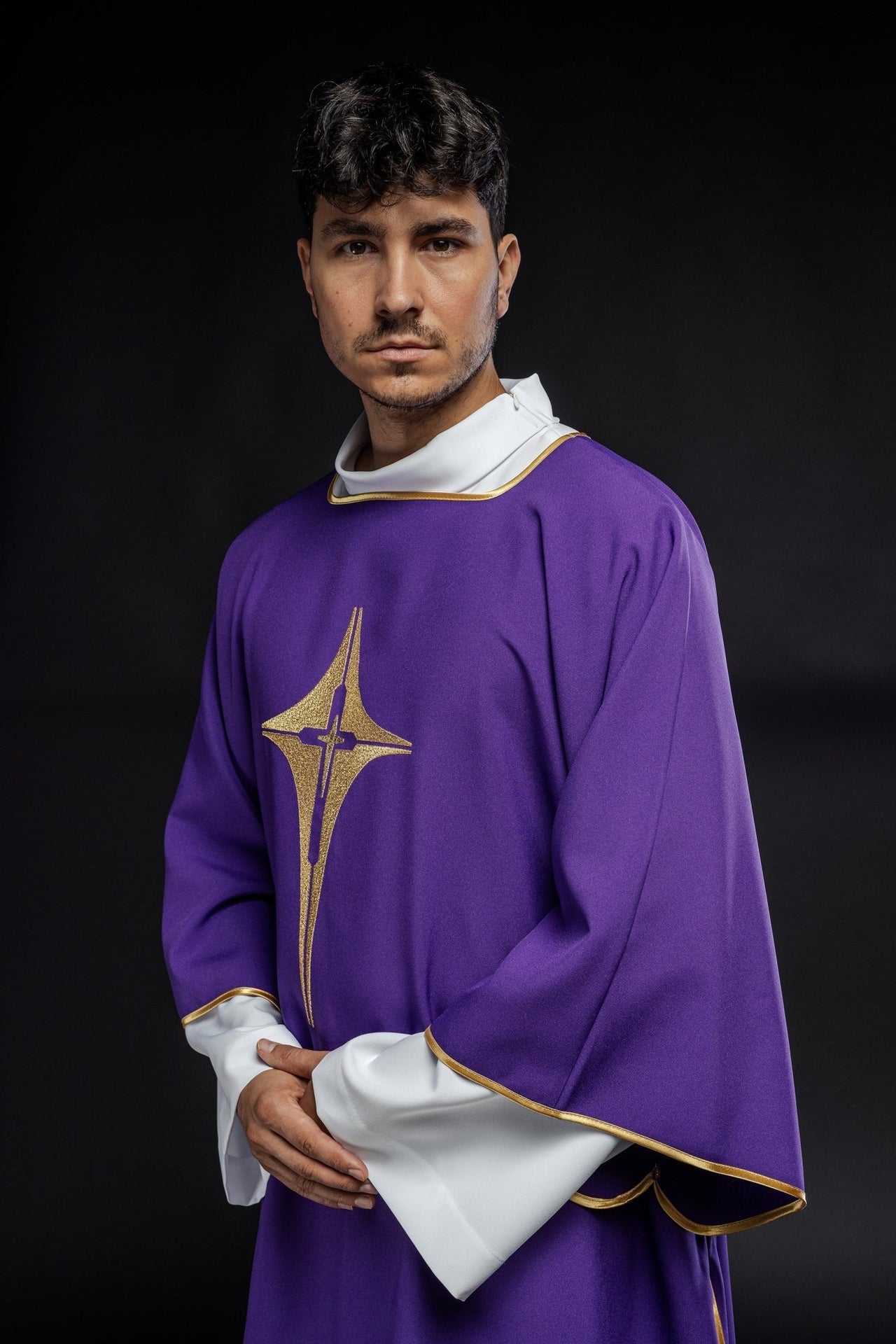 Fioletowa Dalmatyka Liturgiczna ze Złotym Krzyżem - Elegancka Szata - SZATYLITURGICZNE.PL