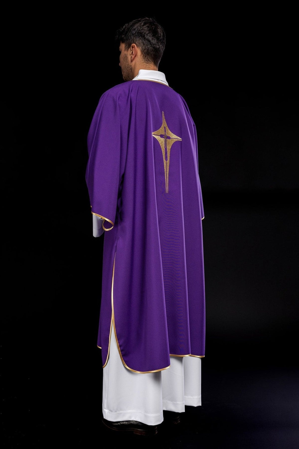Fioletowa Dalmatyka Liturgiczna ze Złotym Krzyżem - Elegancka Szata - SZATYLITURGICZNE.PL