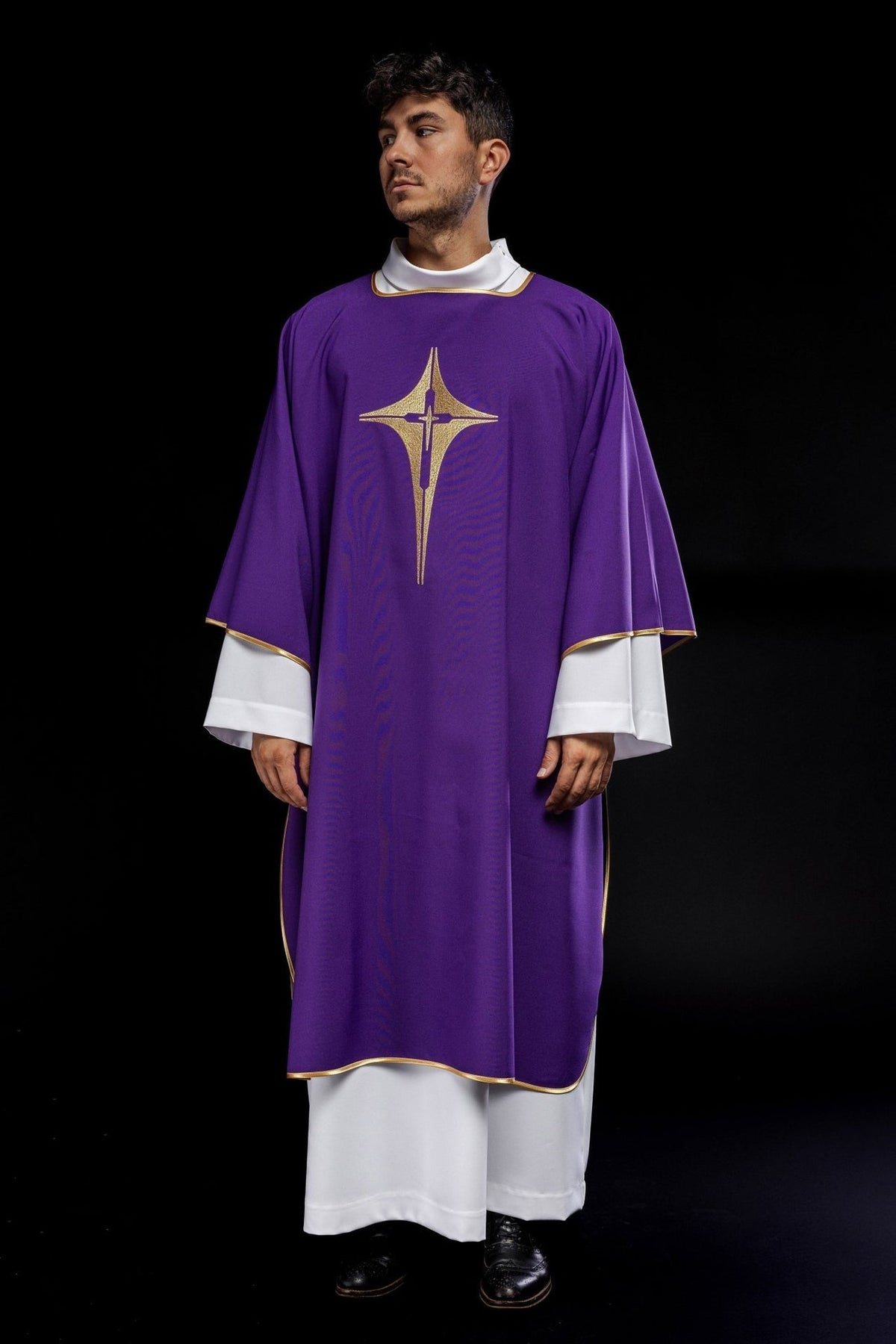 Fioletowa Dalmatyka Liturgiczna ze Złotym Krzyżem - Elegancka Szata - SZATYLITURGICZNE.PL