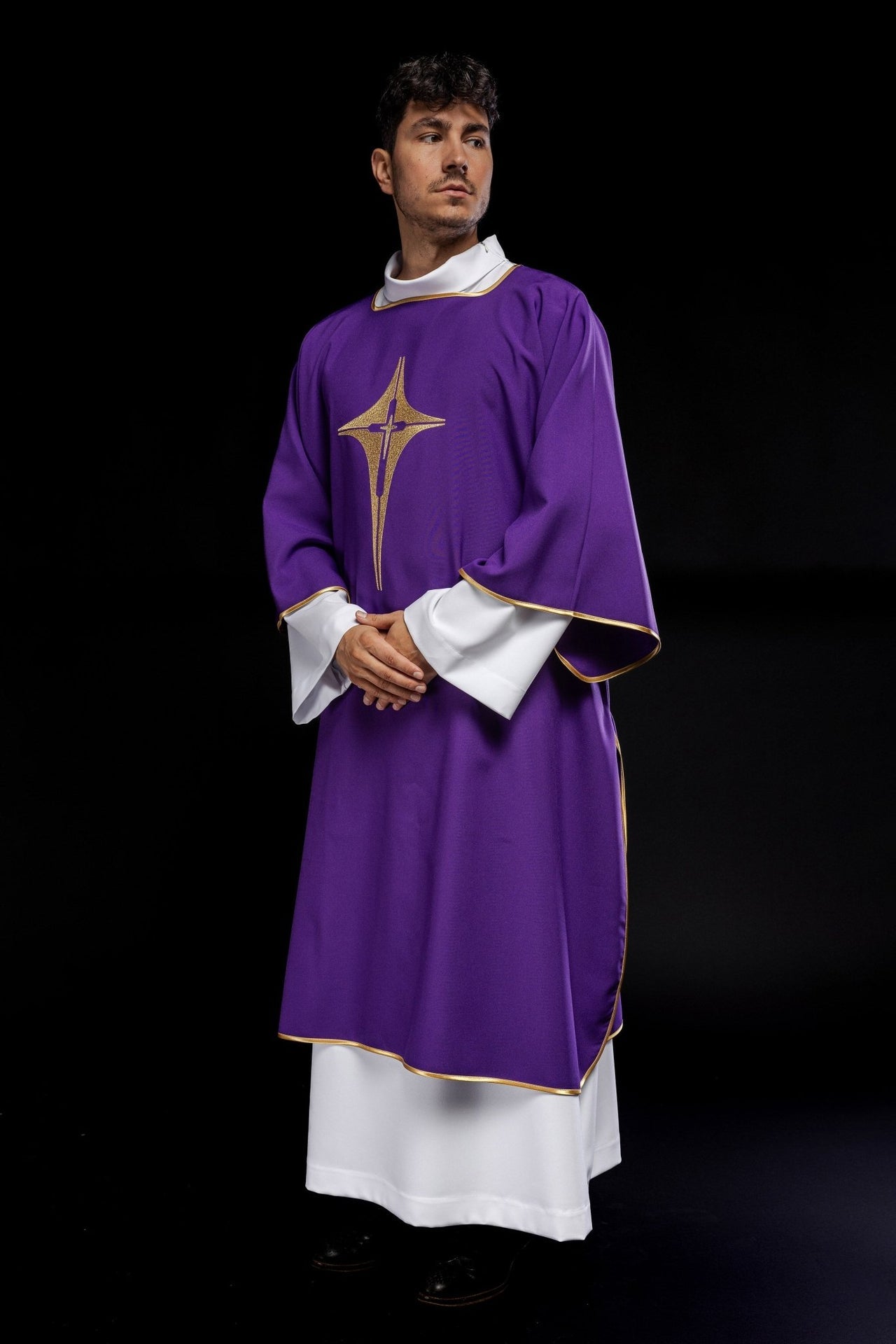 Fioletowa Dalmatyka Liturgiczna ze Złotym Krzyżem - Elegancka Szata - SZATYLITURGICZNE.PL