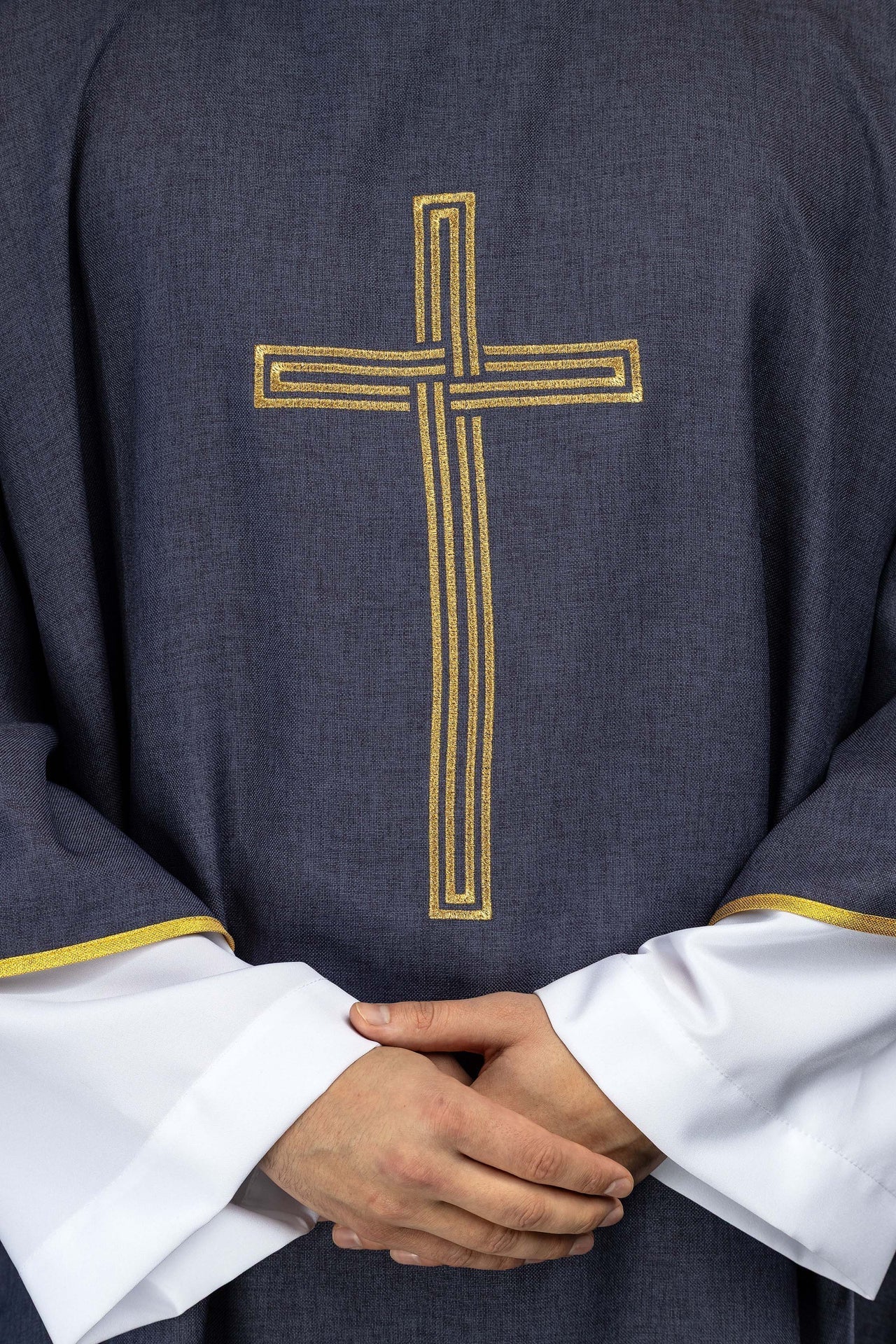 Fioletowa dalmatyka z haftowanym złotym krzyżem - SZATYLITURGICZNE.PL
