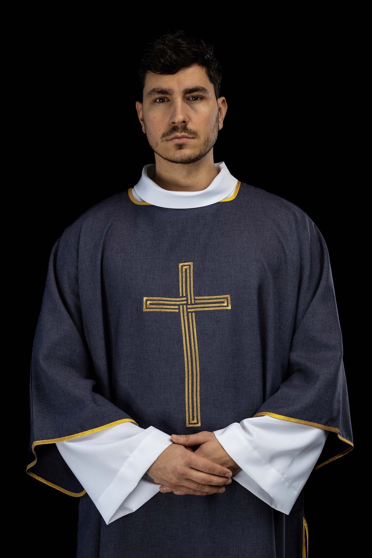 Fioletowa dalmatyka z haftowanym złotym krzyżem - SZATYLITURGICZNE.PL