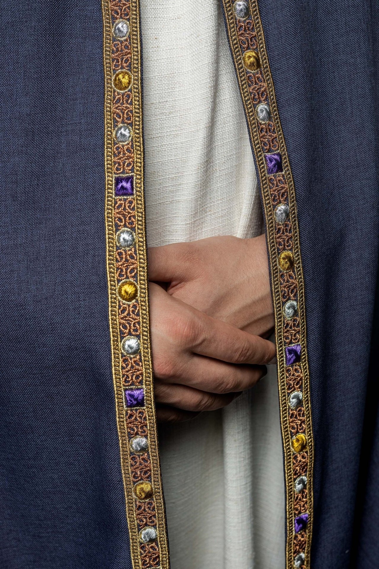 Fioletowa Kapa Liturgiczna IHS Złoty Haft - Satyna Nabłyszczana - SZATYLITURGICZNE.PL