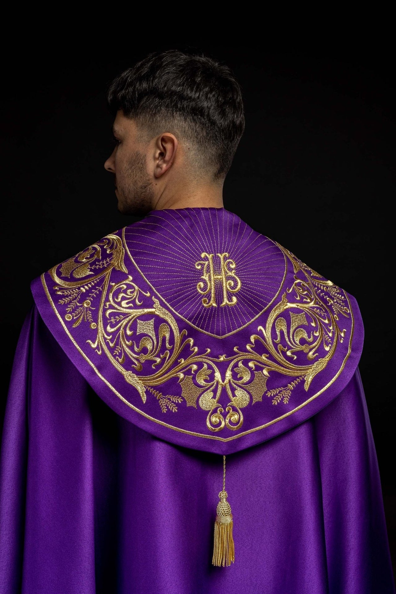 Fioletowa kapa liturgiczna z złotym monogramem IHS - SZATYLITURGICZNE.PL
