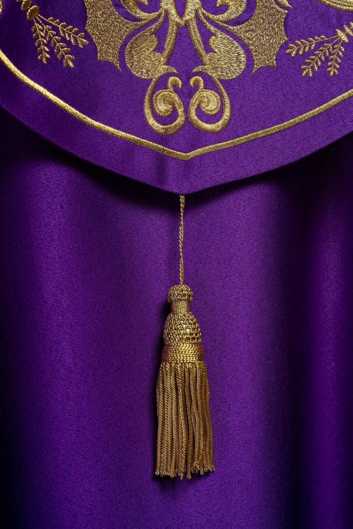 Fioletowa kapa liturgiczna z złotym monogramem IHS - SZATYLITURGICZNE.PL