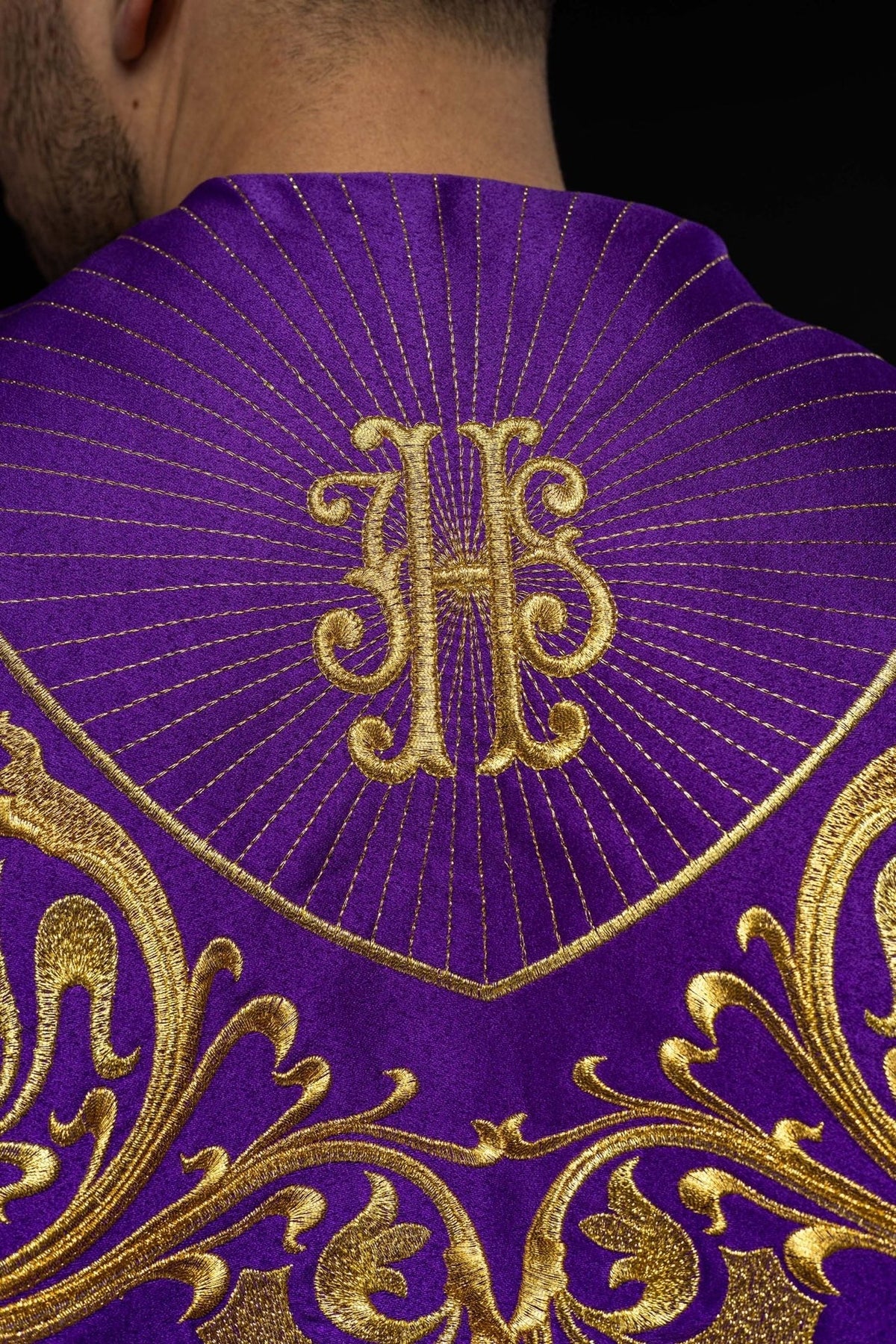 Fioletowa kapa liturgiczna z złotym monogramem IHS - SZATYLITURGICZNE.PL