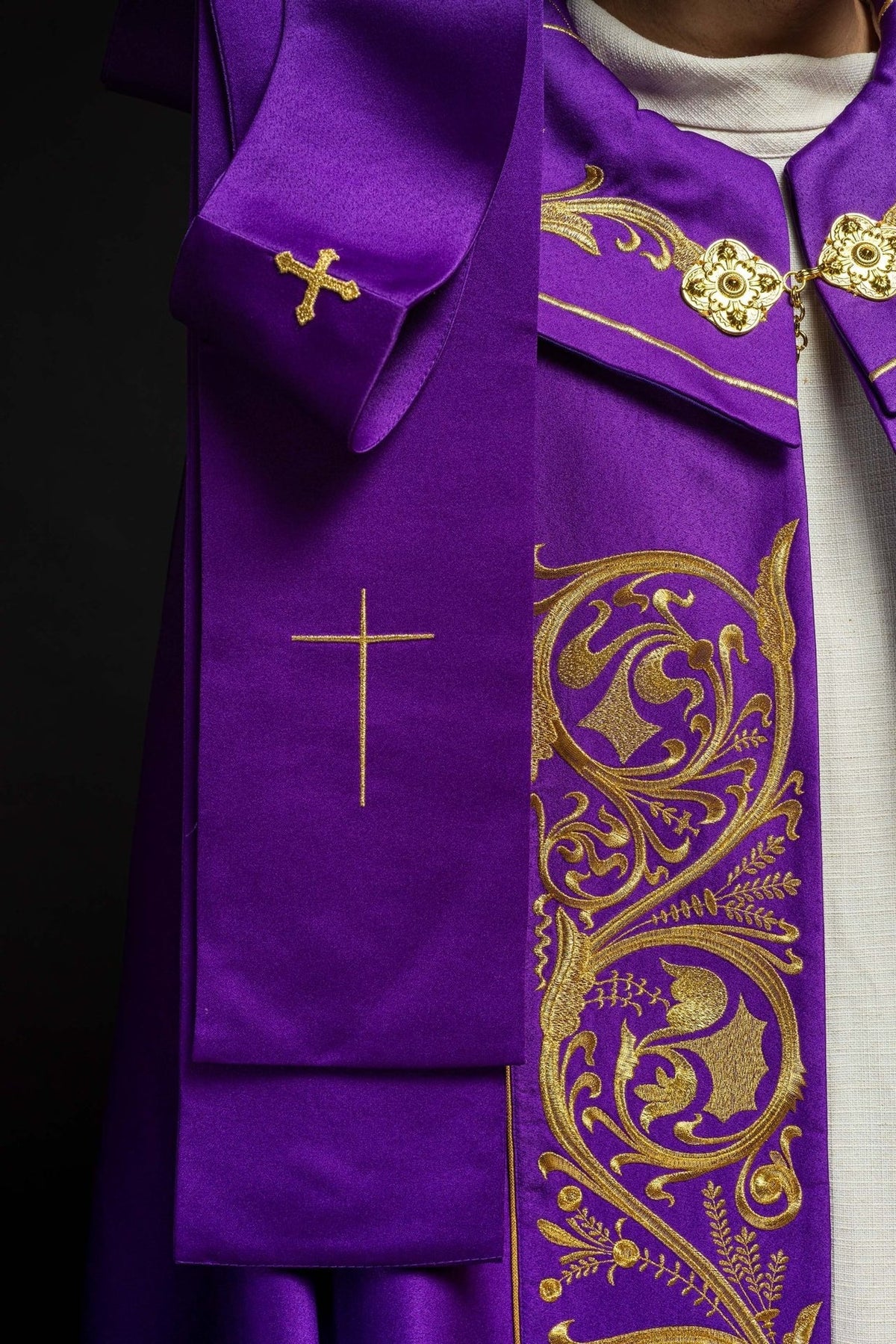 Fioletowa kapa liturgiczna z złotym monogramem IHS - SZATYLITURGICZNE.PL