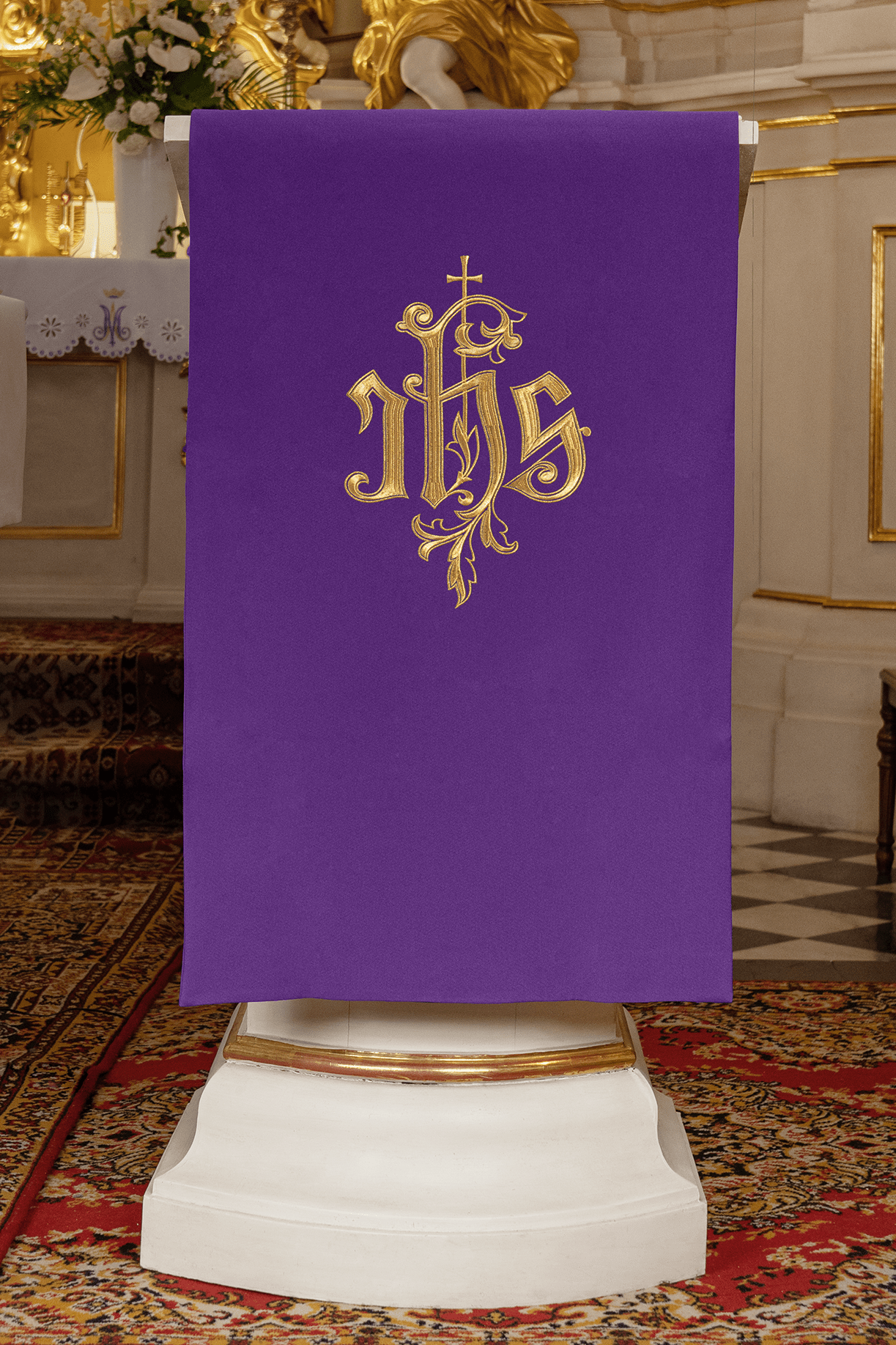 Fioletowa Serweta na Lektorium z Haftem IHS - Elegancka Dekoracja - SZATYLITURGICZNE.PL