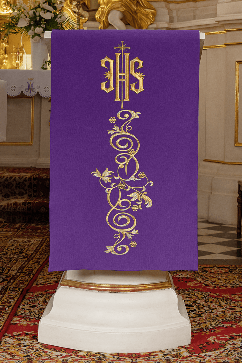 Fioletowa Serweta na Lektorium z Haftem IHS - Liturgiczna Elegancja - SZATYLITURGICZNE.PL