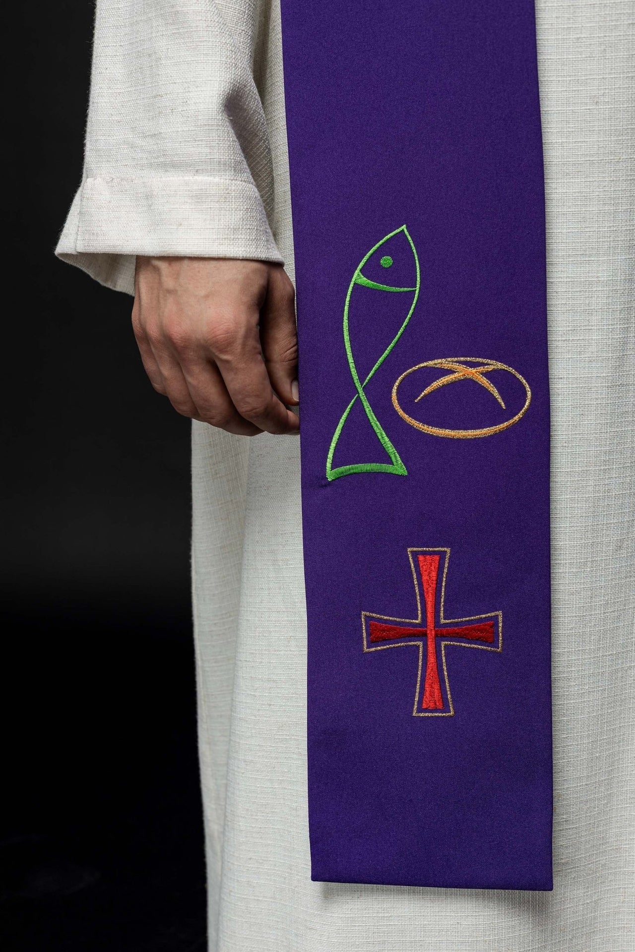 Fioletowa Stuła Kapłańska z Haftem Ryby i Chleba - Symbolika Eucharystii - SZATYLITURGICZNE.PL
