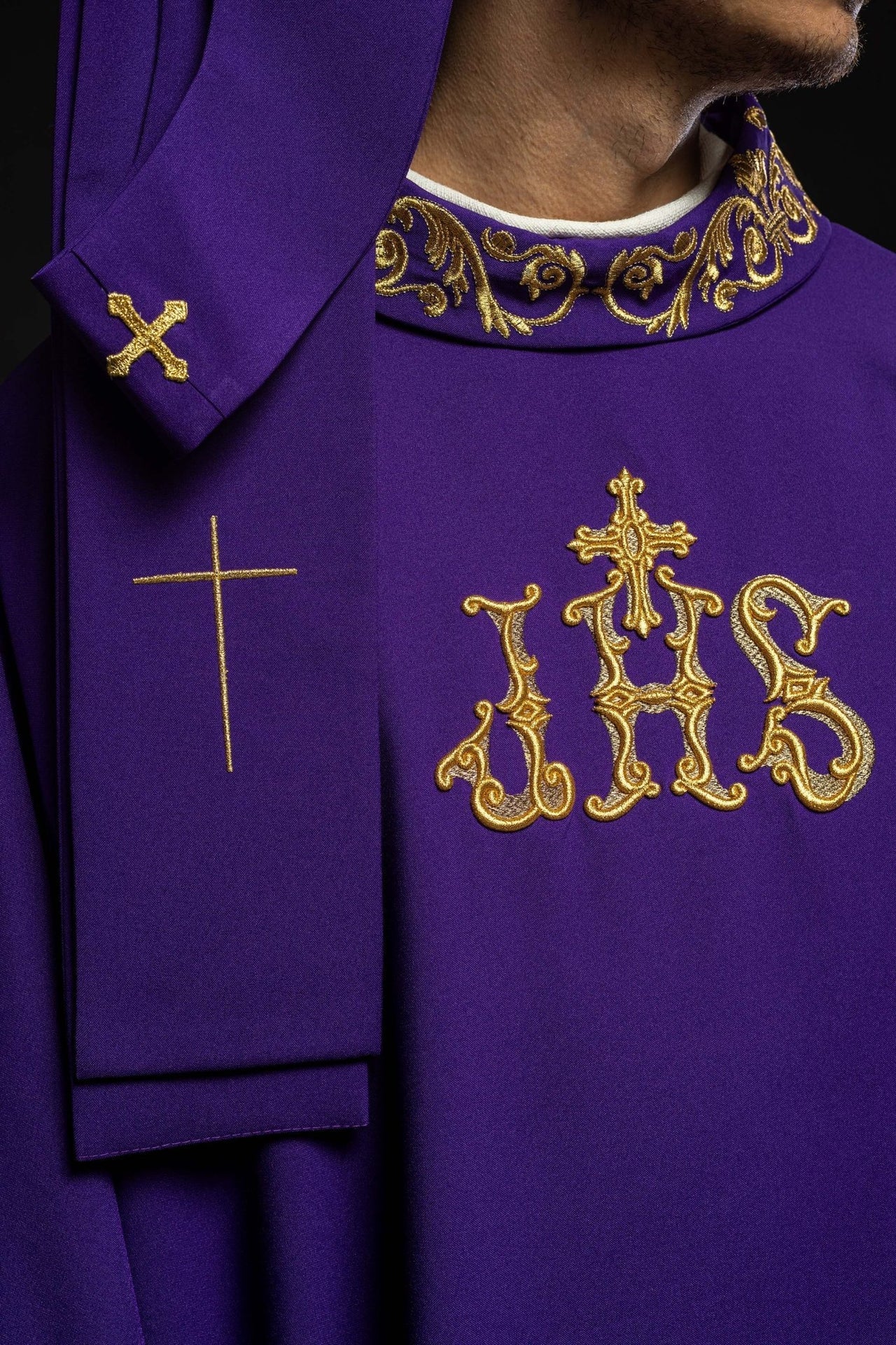 Fioletowy Ornat IHS Złoty Haft - Szaty Liturgiczne Komplet - SZATYLITURGICZNE.PL