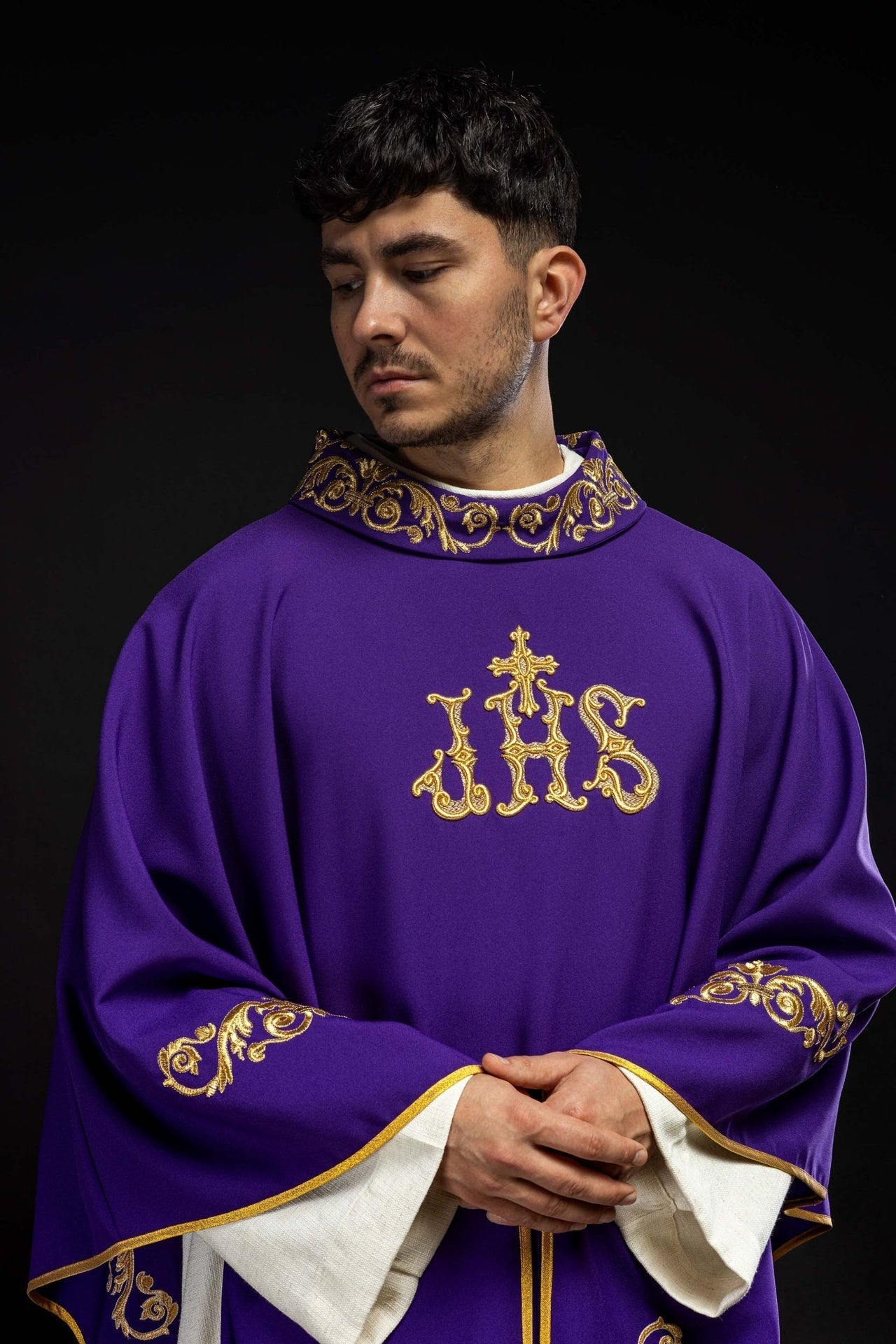 Fioletowy Ornat IHS Złoty Haft - Szaty Liturgiczne Komplet - SZATYLITURGICZNE.PL