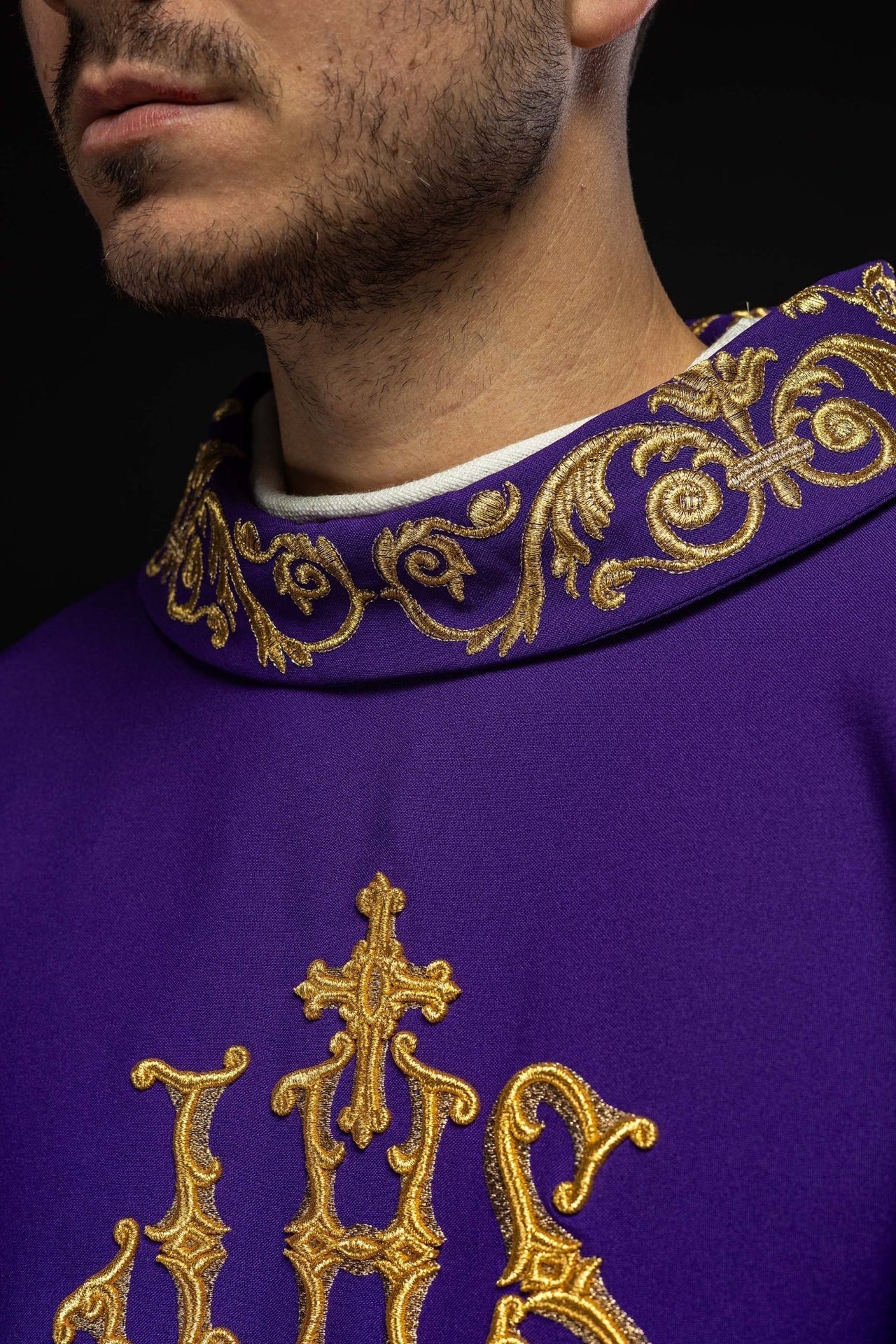 Fioletowy Ornat IHS Złoty Haft - Szaty Liturgiczne Komplet - SZATYLITURGICZNE.PL
