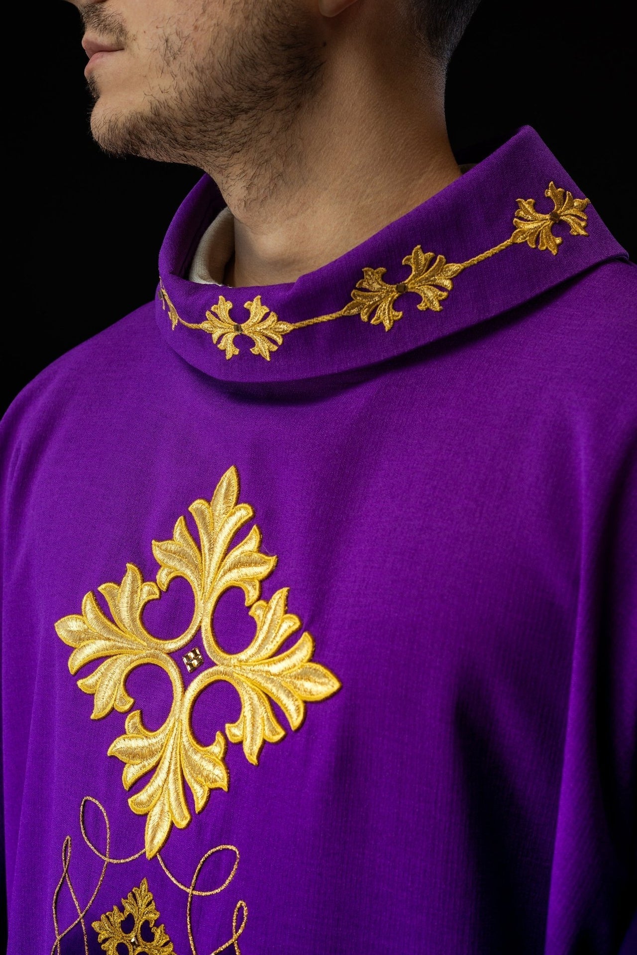 Fioletowy Ornat Liturgiczny Haftowany Sznurkiem i Kamieniami - Polski Produkt - SZATYLITURGICZNE.PL