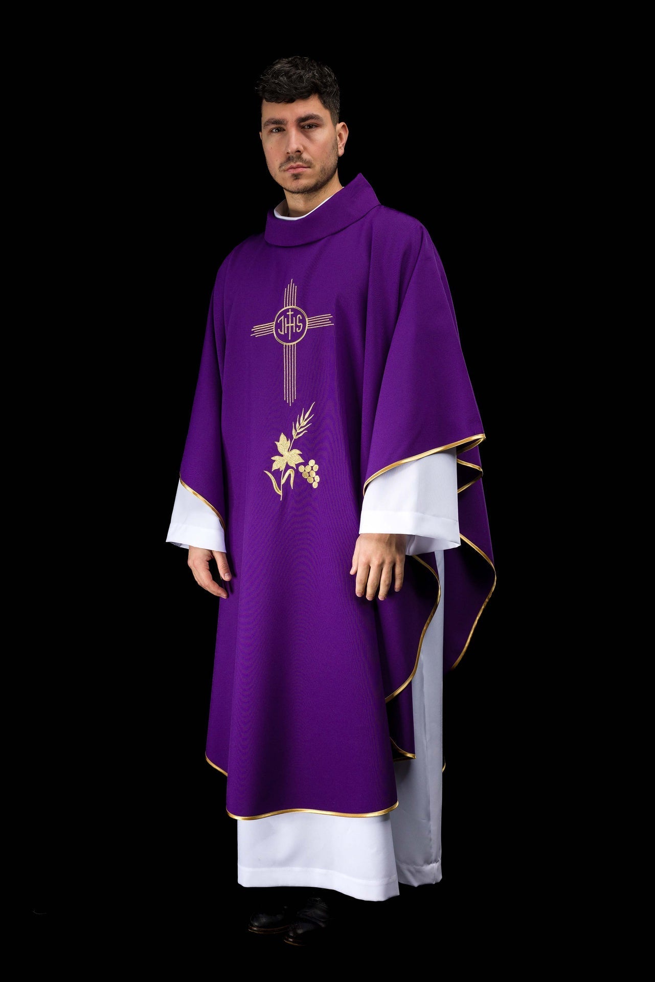 Fioletowy Ornat Liturgiczny IHS Haftowany Złotą Nicią - Polska Produkcja - SZATYLITURGICZNE.PL