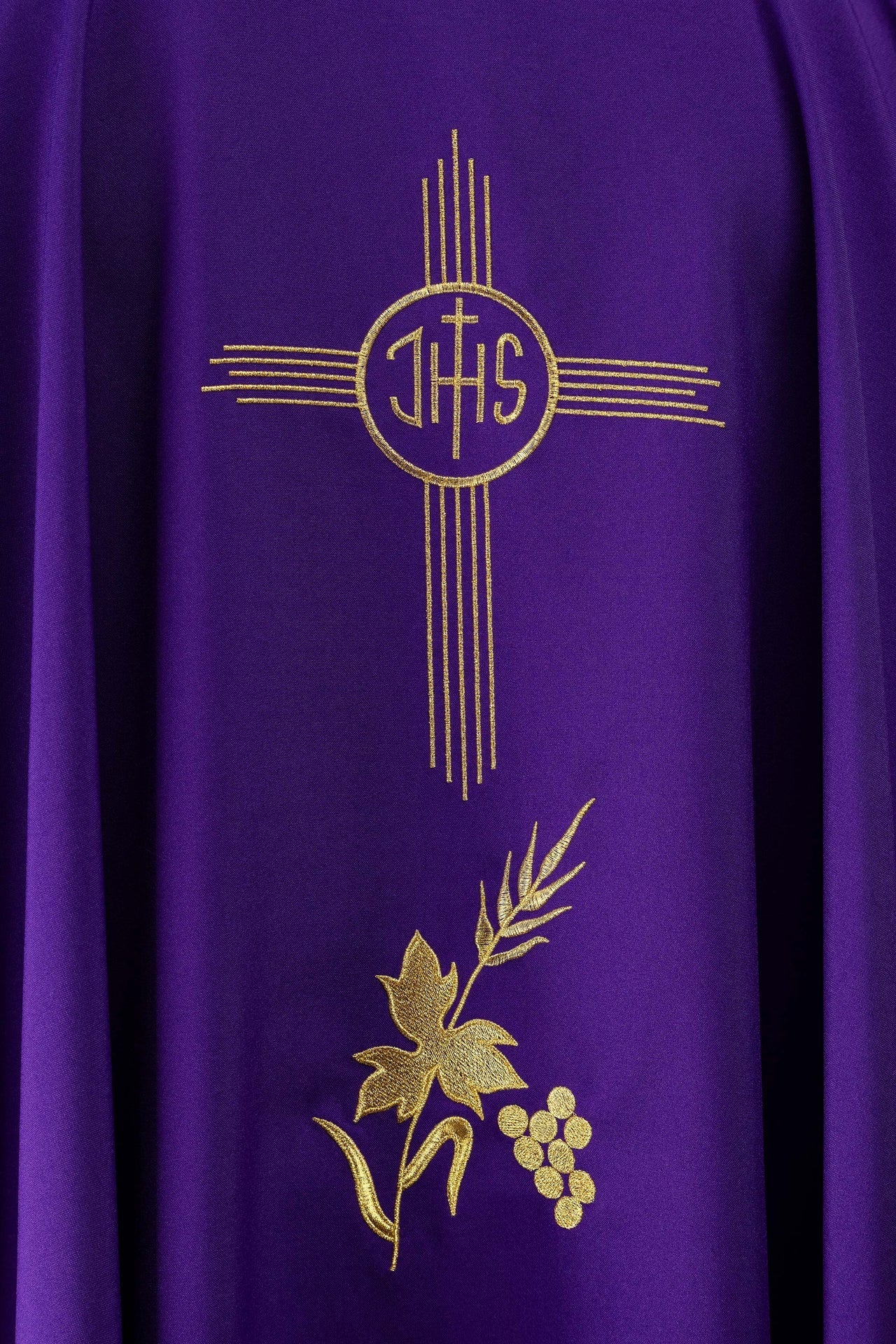 Fioletowy Ornat Liturgiczny IHS Haftowany Złotą Nicią - Polska Produkcja - SZATYLITURGICZNE.PL