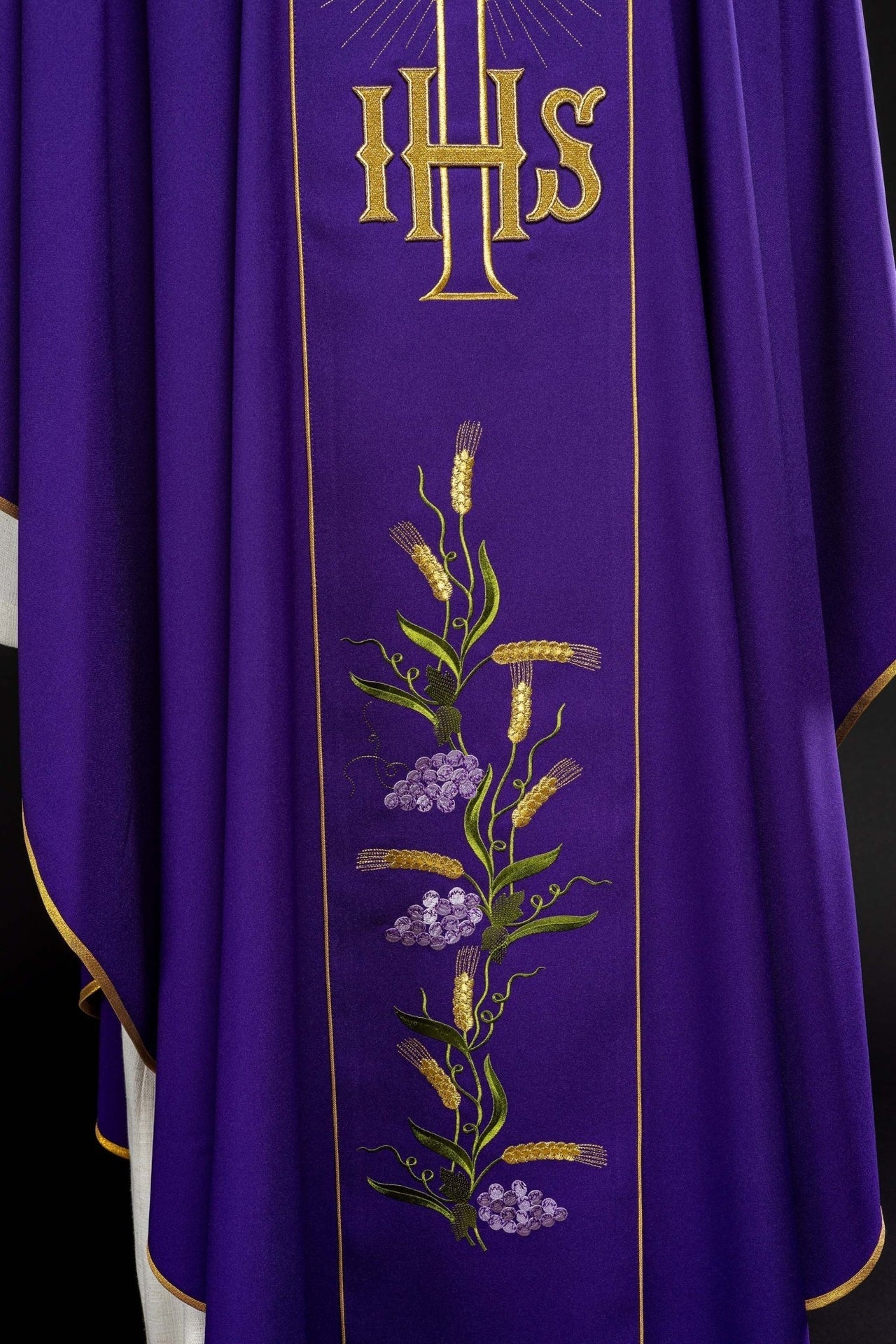 Fioletowy Ornat Liturgiczny IHS i Kłosy Złoty Pas - Polska Produkcja - SZATYLITURGICZNE.PL