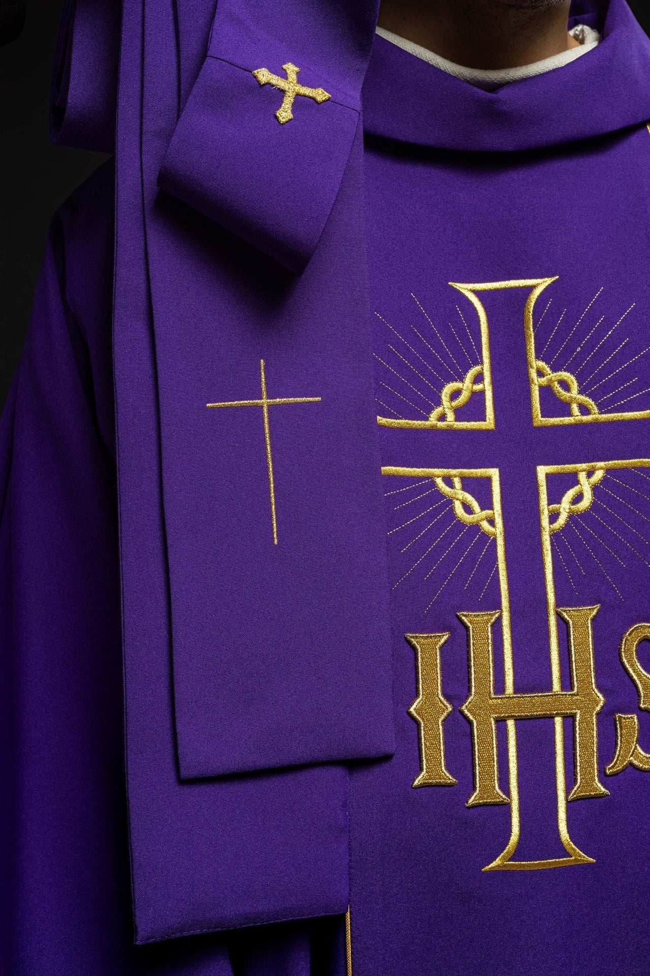 Fioletowy Ornat Liturgiczny IHS i Kłosy Złoty Pas - Polska Produkcja - SZATYLITURGICZNE.PL