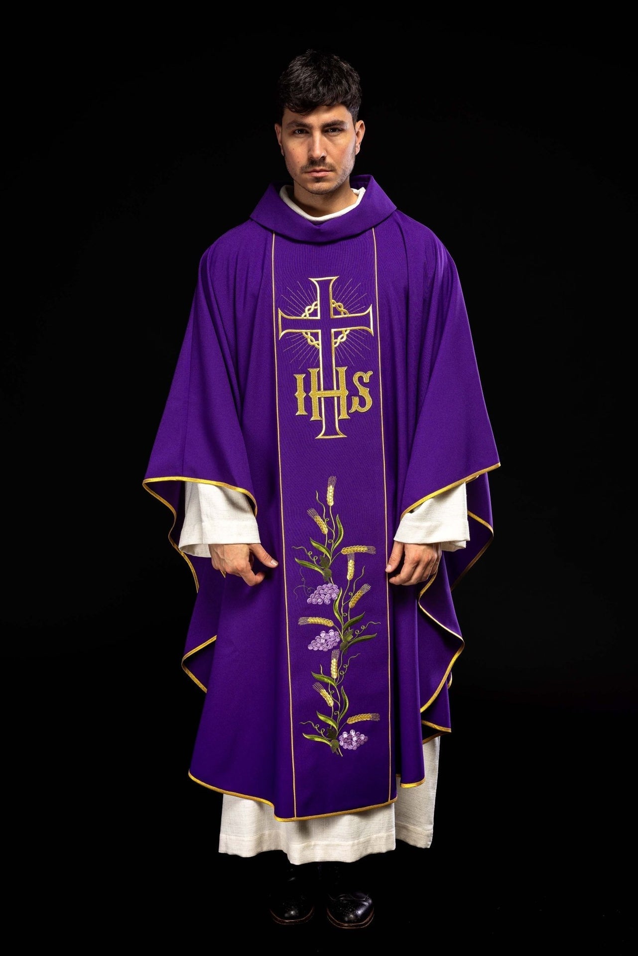 Fioletowy Ornat Liturgiczny IHS i Kłosy Złoty Pas - Polska Produkcja - SZATYLITURGICZNE.PL